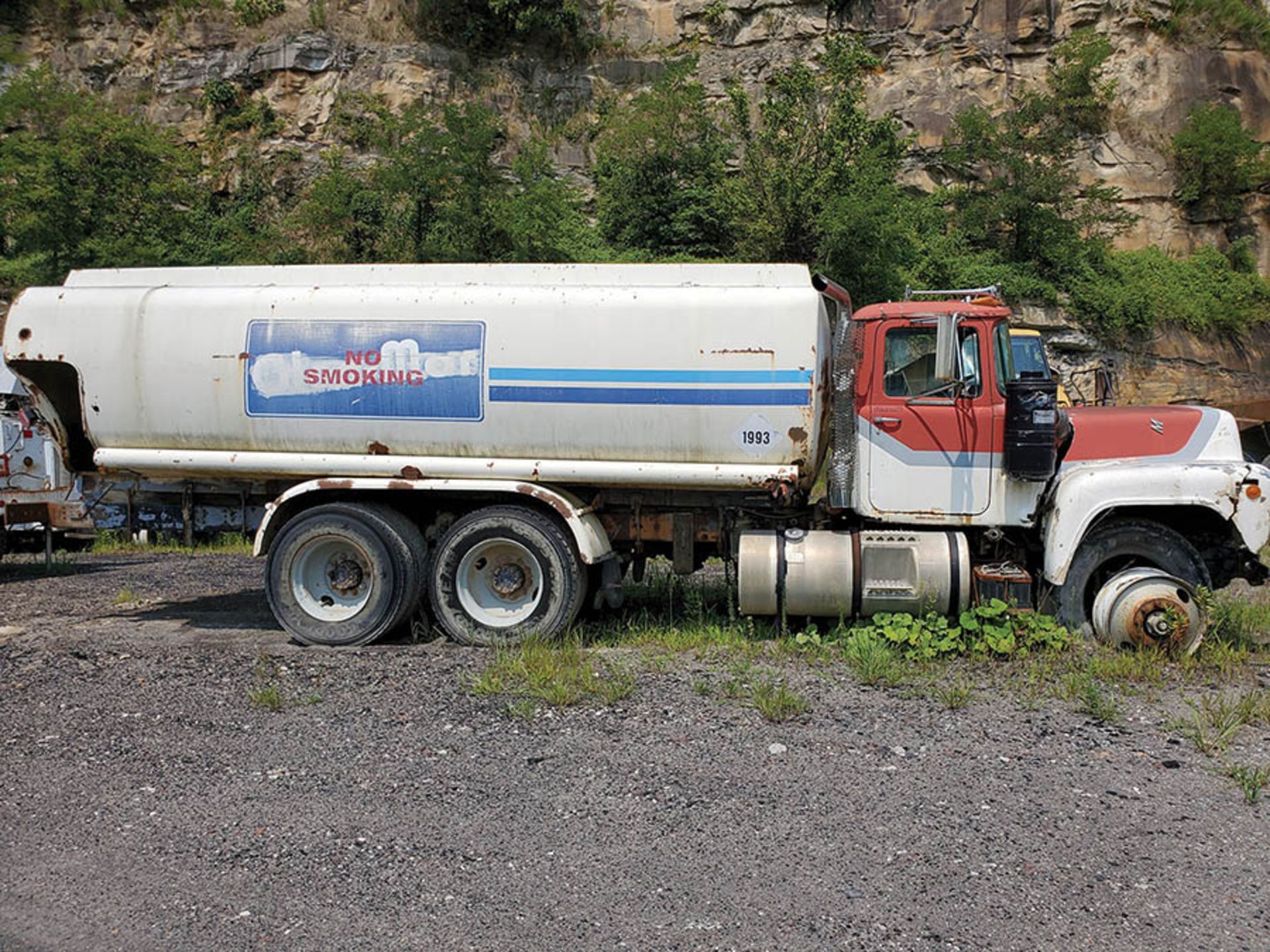 MACK TANKER TRUCK, YEAR N/A, VIN N/A LOCATION: UPPER LEVEL BEECH FORK YARD - Image 4 of 5