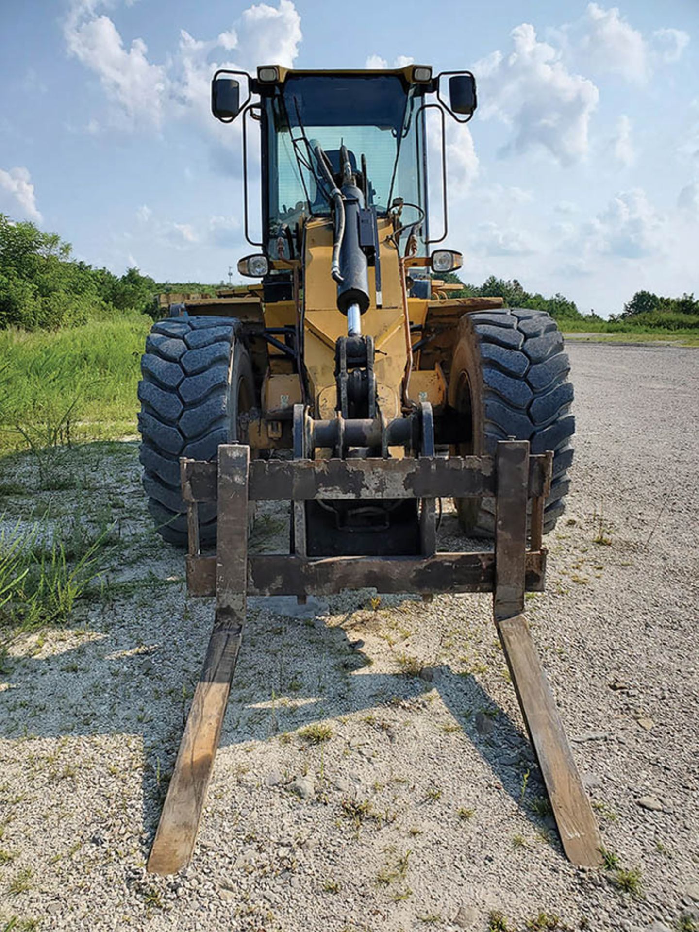 CATERPILLAR 930 G WHEEL LOADER, PIN CAT0930GLTWR00524, 23,278 HRS., FORK & BUCKET, LOCATION: - Image 5 of 11