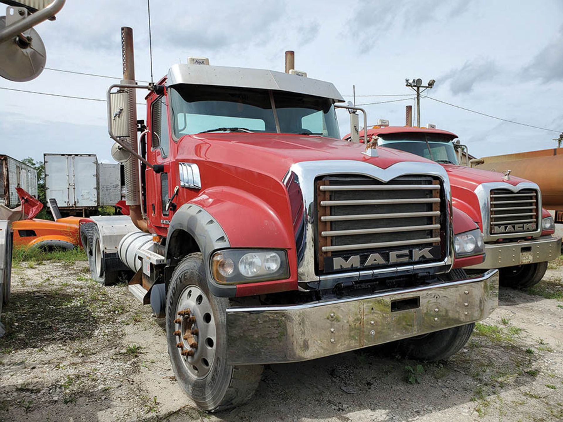 2009 MACK GU713 T/A DAY CAB TRACTOR, MAXITORQUE 18 SPEED TRANS., WET LINES MACK INLINE SIX DIESEL - Image 3 of 9