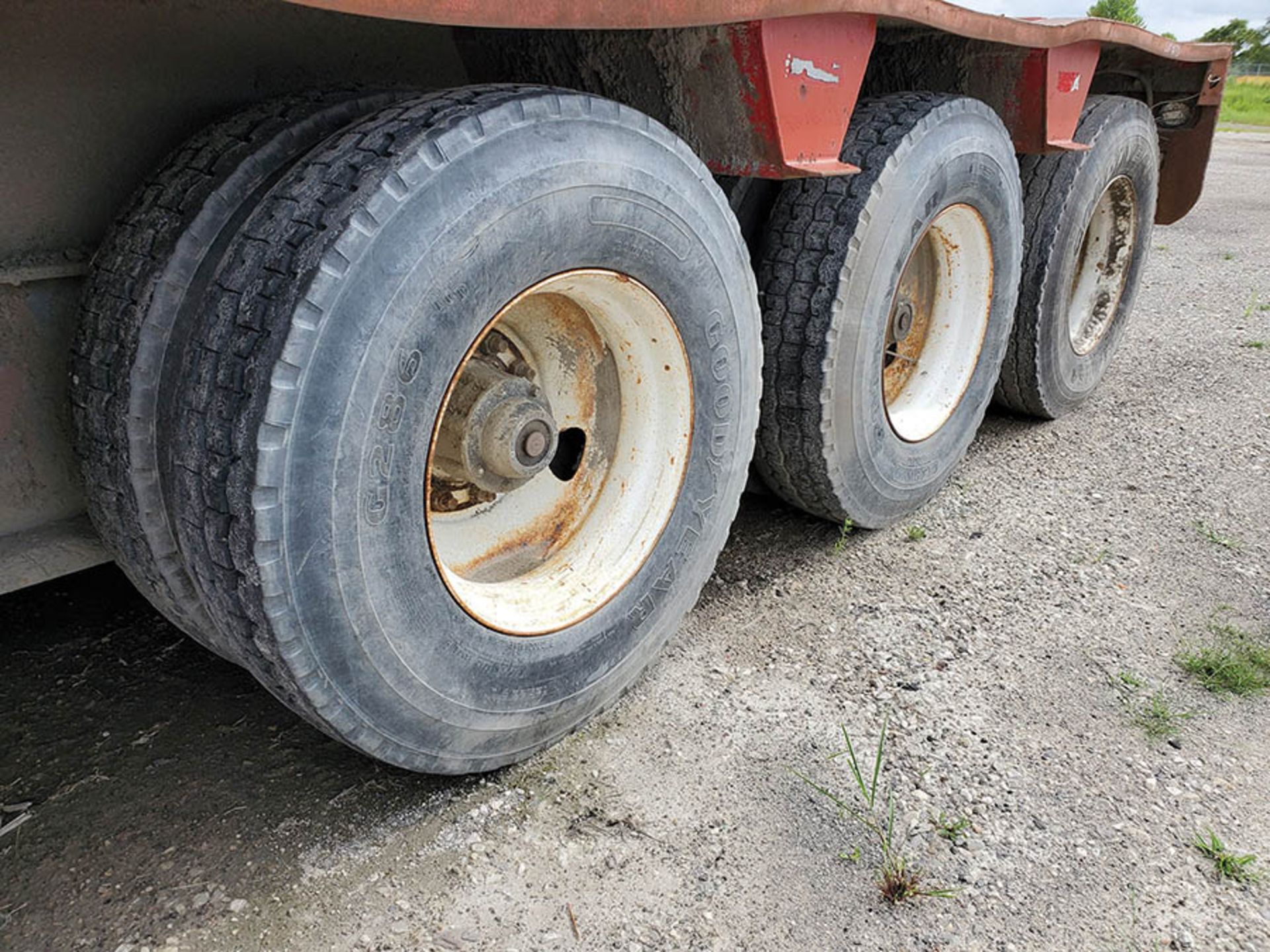 1978 BIRMINGHAM TRI AXLE RGN TRAILER, MODEL 12752LSR, VIN HS 509, 27' DECK, LOCATION: MARCO SHOP - Image 7 of 13