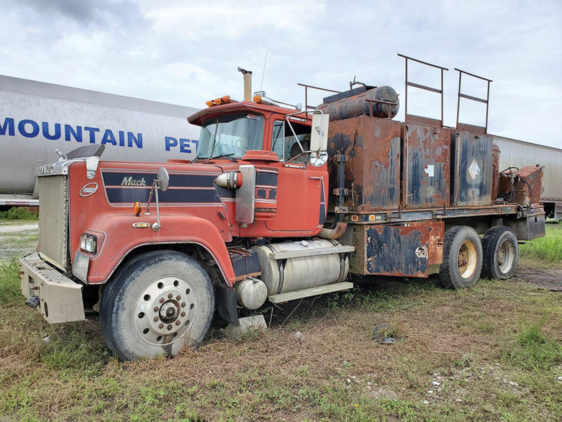 1991 MACK RW600 T/A LUBE TRUCK, EATON FULLER TRANSMISSION, MACK INLINE SIX ENGINE, VIN