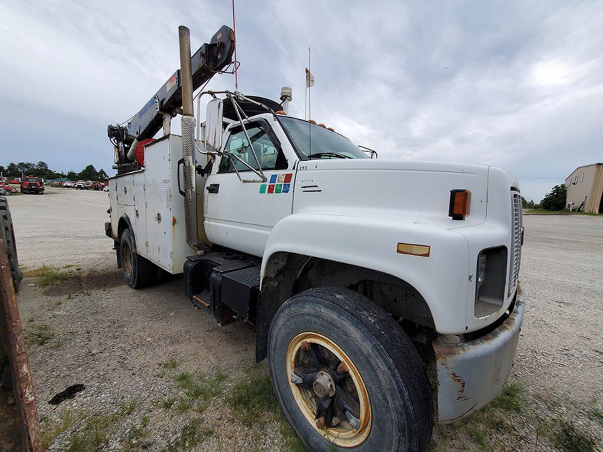 1998 GMC MECHANICS SERVICE TRUCK 8005H AUTO CRANE, MILLER BIG BLUE 400P WELDER GENERATOR WITH AIR - Image 5 of 14