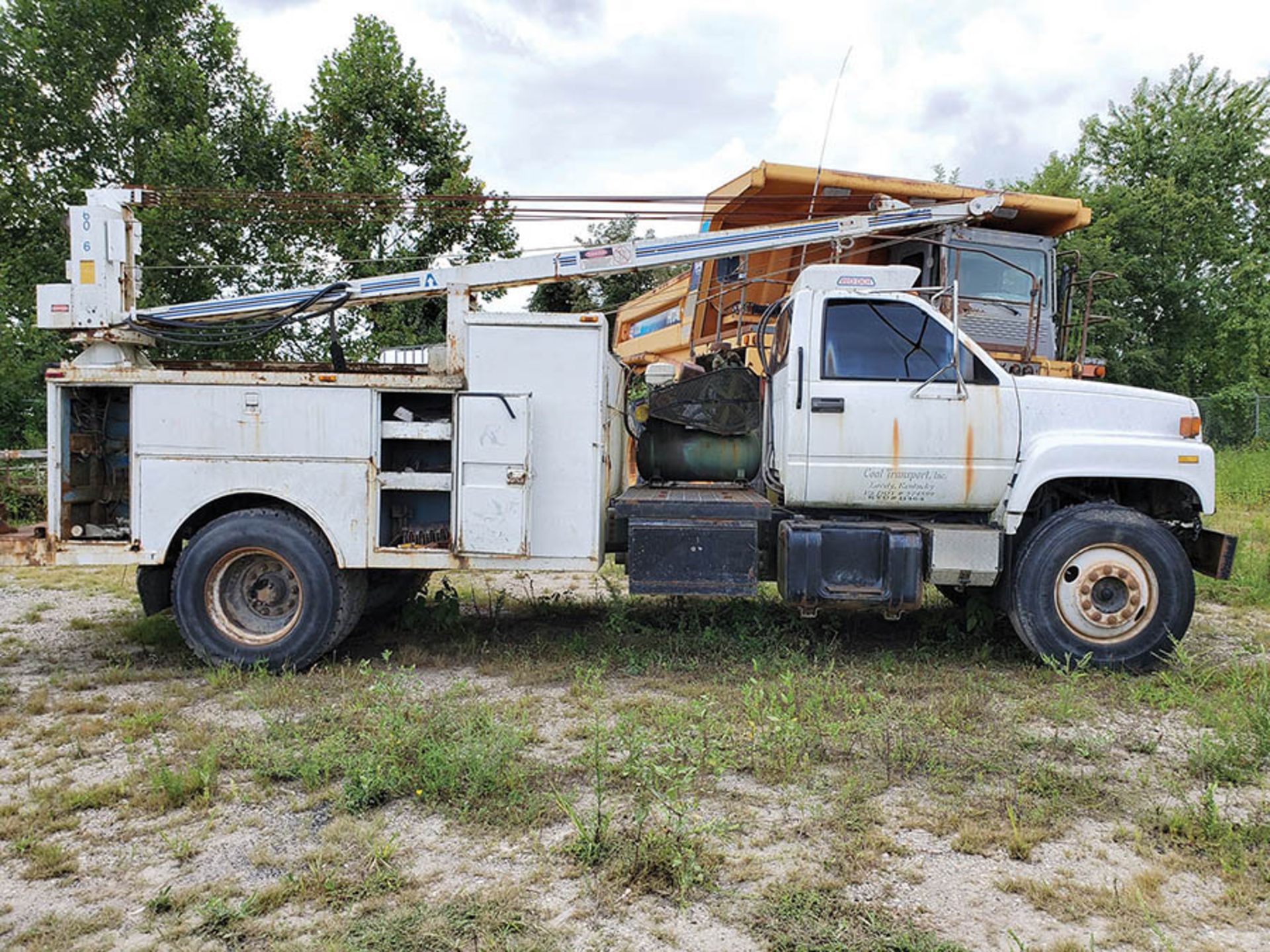 1994 GMC MECHANICS SERVICE TRUCK, CAT 6 CYLINDER DIESEL ENGINE, 6-SPEED TRANS, AUTO CRANE & HOSE - Image 4 of 12