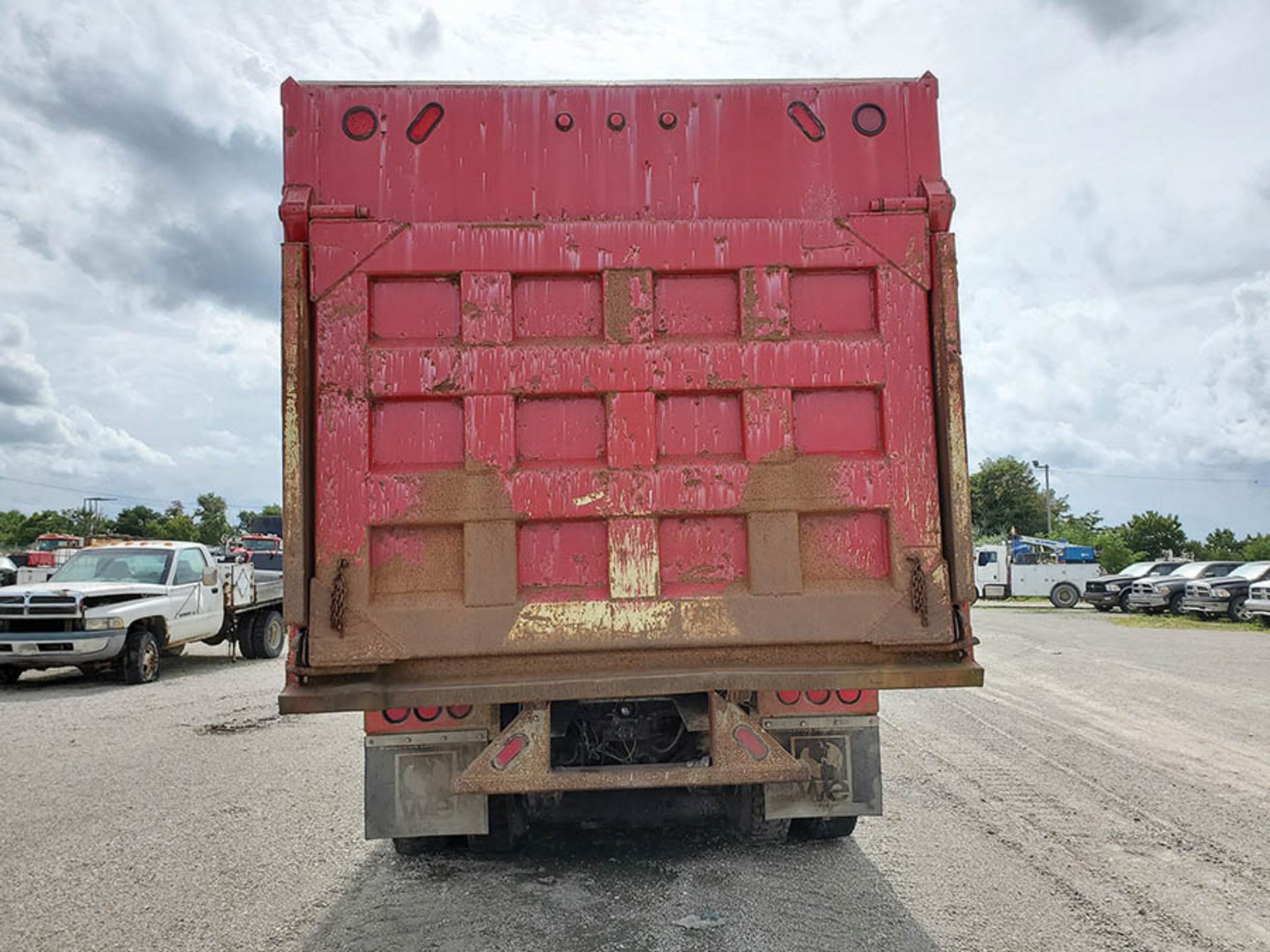 1997 MACK RD888 SX T/A DUMP TRUCK, VIN 1M2P278C9VM002014, KCT 17, LOCATION: MARCO SHOP - Image 8 of 9