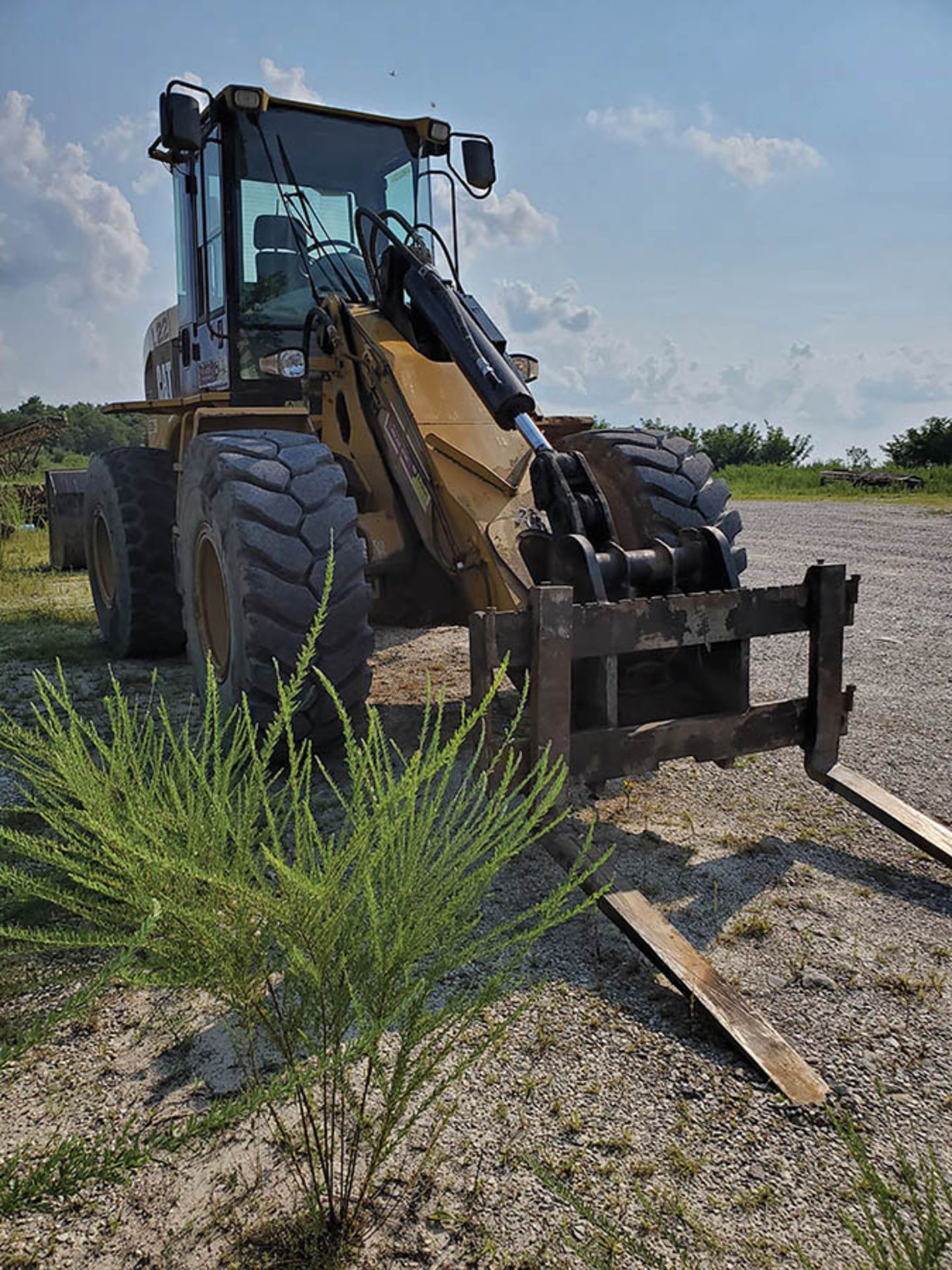 CATERPILLAR 930 G WHEEL LOADER, PIN CAT0930GLTWR00524, 23,278 HRS., FORK & BUCKET, LOCATION: - Image 6 of 11