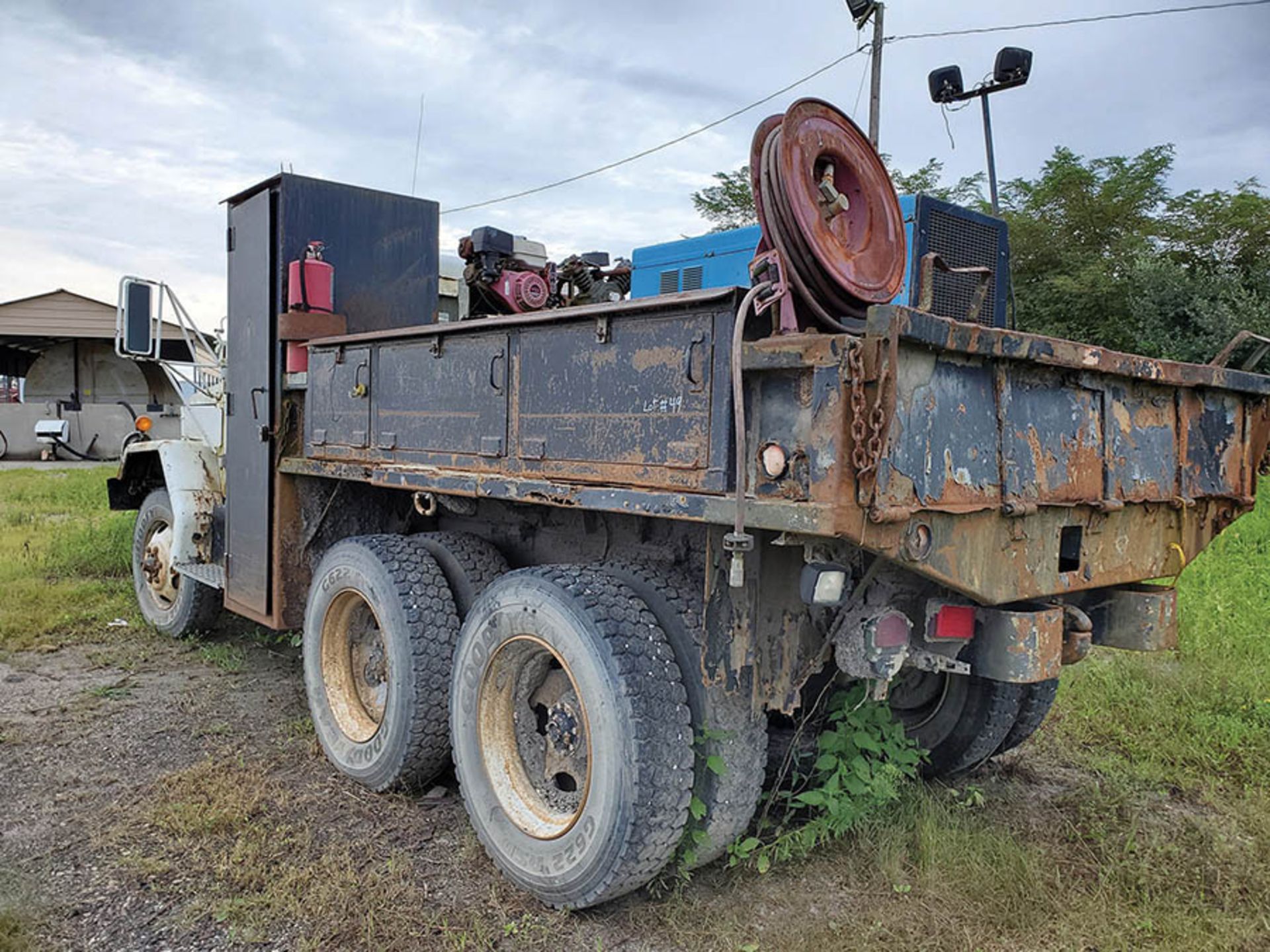 1970 5-TON 6X6 CARGO TRUCK, 5-SPEED TRANS, SERVICE BED MILLER BIG BLUE 500P WELDER, INGERSOLL RAND - Image 9 of 14