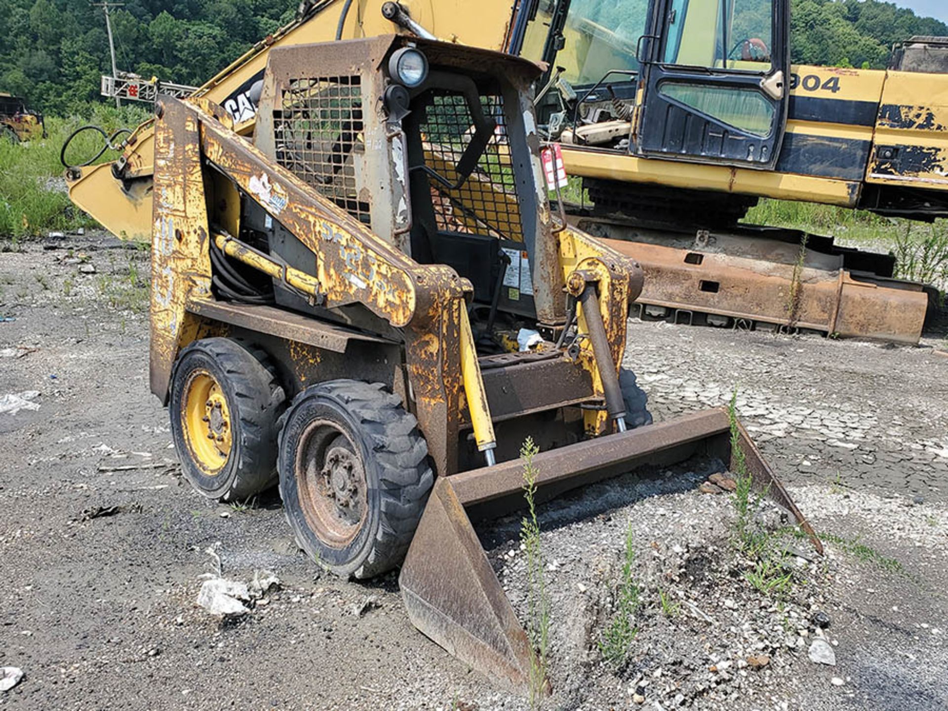 GEIL SKID STEER LOADER, MODEL 3325SX LOCATION: LOWER LEVEL BEECH FORK YARD - Image 2 of 5