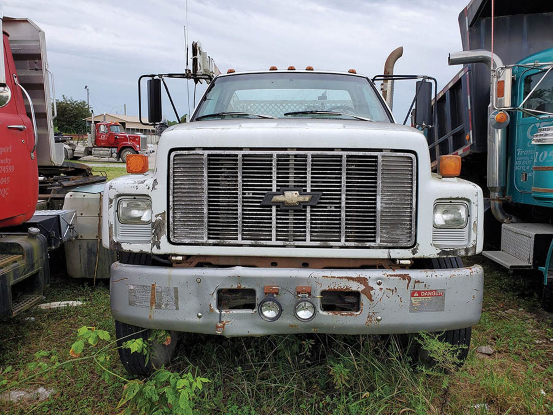 CHEVY KODIAK MECHANICS SERVICE TRUCK, CAT 6 CYLINDER DIESEL ENGINE, 5-SPEED TRANS, IMT 5016 AUTO - Image 2 of 9