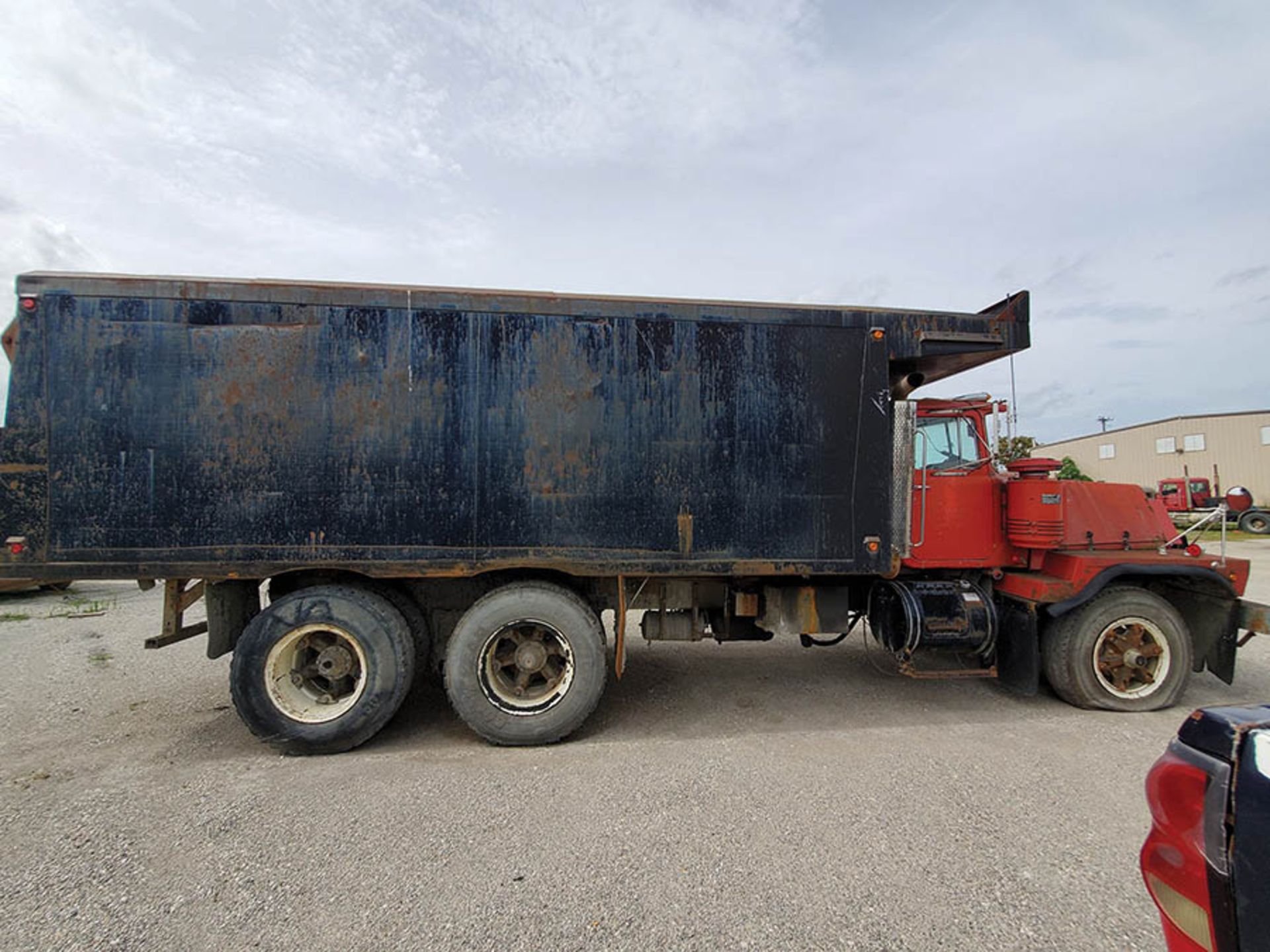 1997 MACK RD888 SX T/A DUMP TRUCK, VIN1M2P278C5VM002015, KCT 18, LOCATION: MARCO SHOP - Image 5 of 10