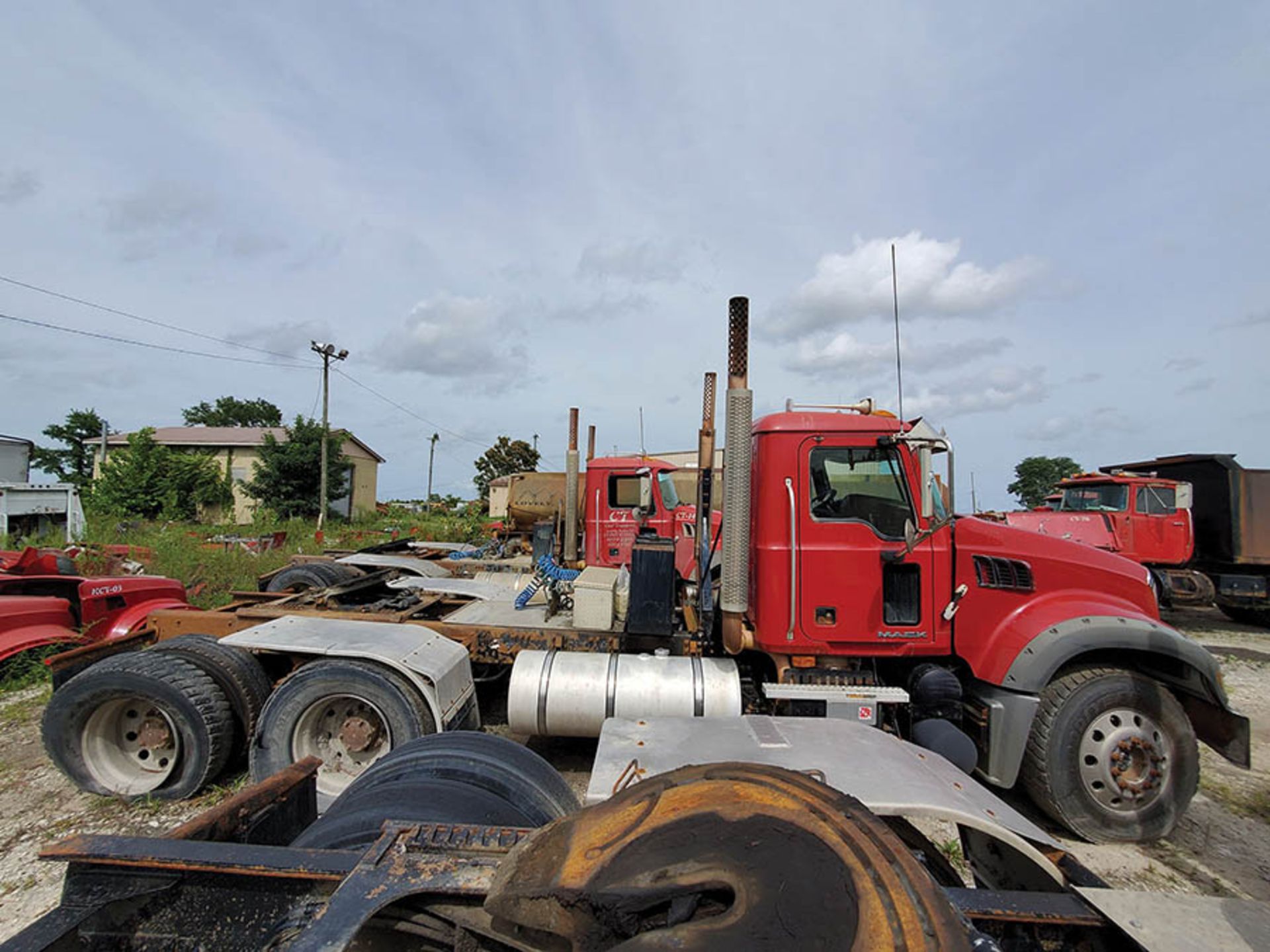 2009 MACK GU713 T/A DAY CAB TRACTOR, MAXITORQUE 18 SPEED TRANS., WET LINES MACK INLINE SIX DIESEL - Image 4 of 9