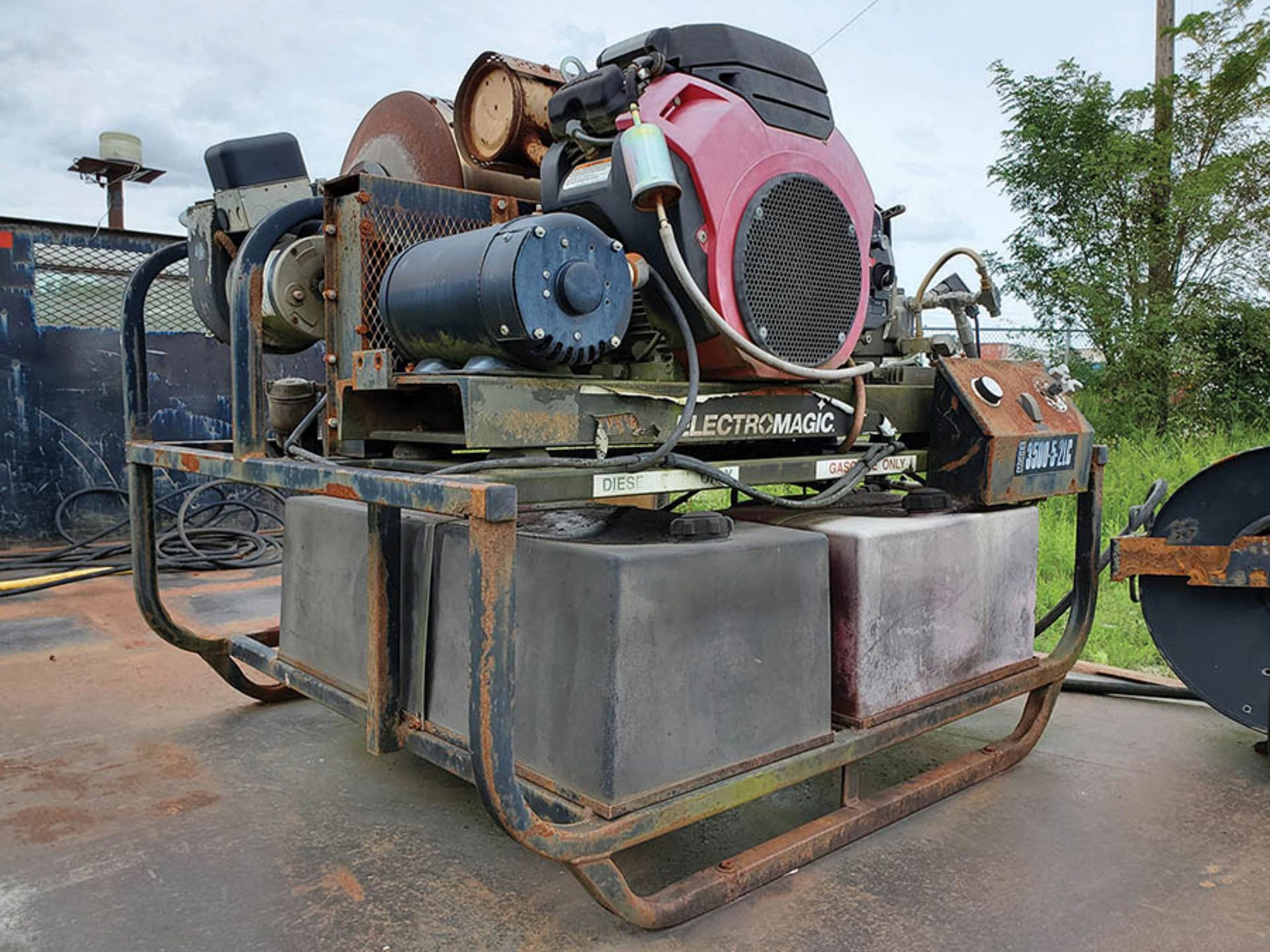 1995 MITSUBISHI FUSO FLATBED, 80'' X 156'', STEAM PRESSURE WASHER, MODEL 3500-5-2LC, HONDA ENGINE, - Image 7 of 8