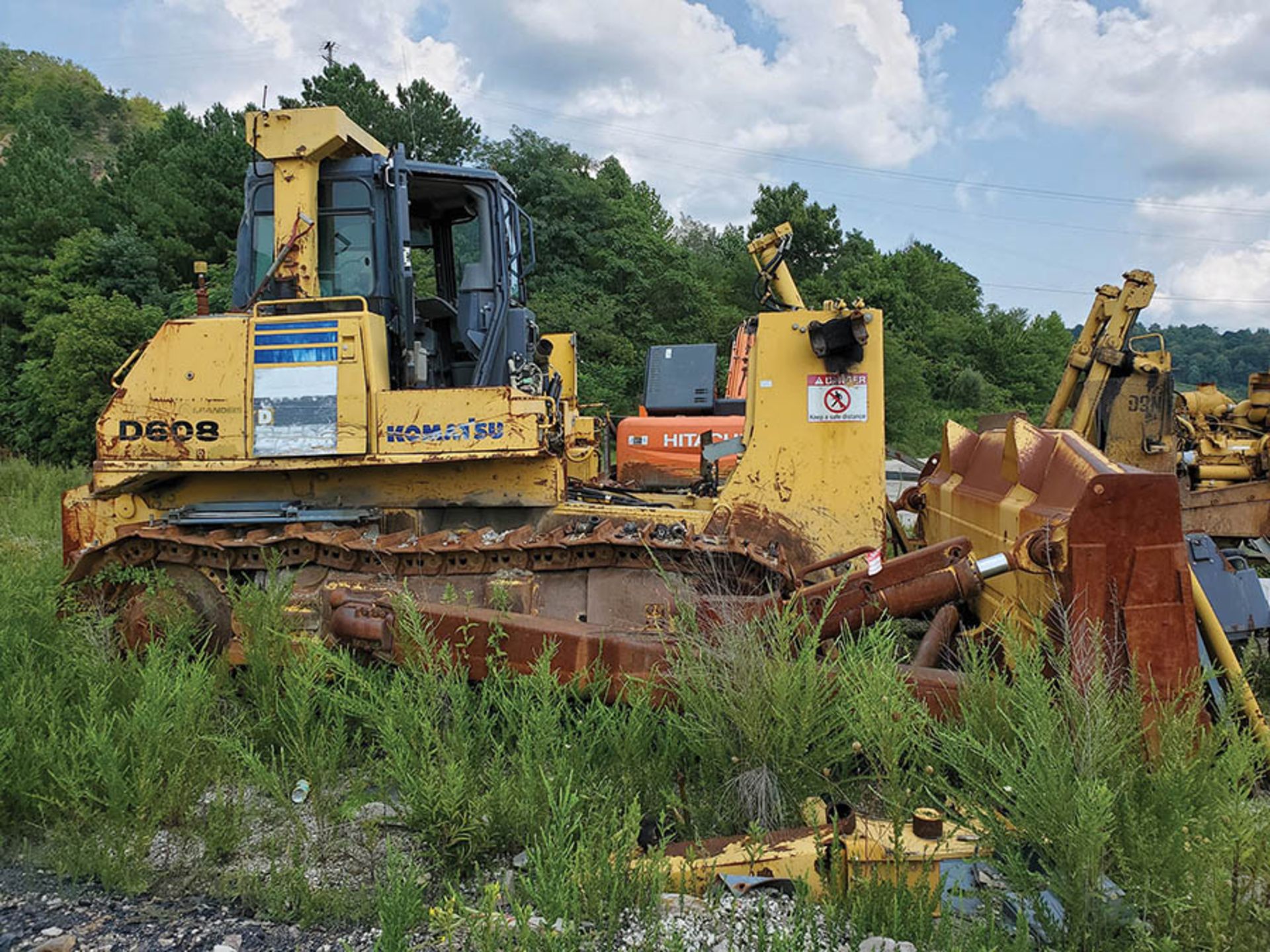 KOMATSU D 275SX DOZER, S/N: 30118, NO ENGINE, 24'' WIDE METAL TRACKS, 13'6'' WIDE DOZER BLADE, FOR - Image 2 of 6