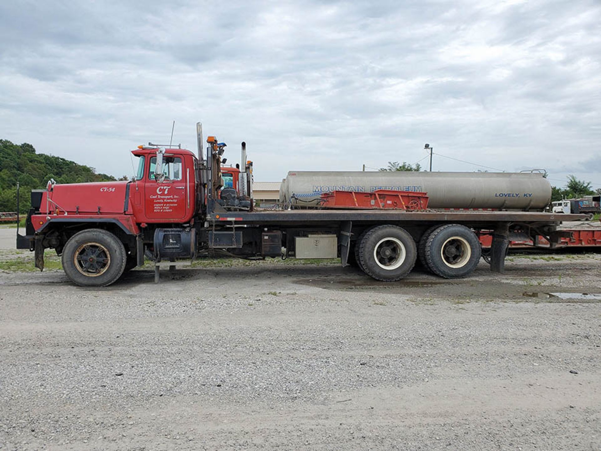 1997 MACK RD888 SX ROLL BACK TRUCK, T/A 2 RUFNEK WINCHES, MAXITORQUE ES TRANS, 410,661 MILES, 25' - Image 2 of 12