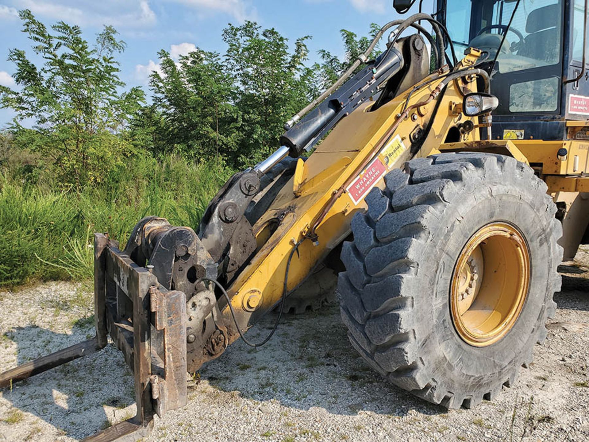 CATERPILLAR 930 G WHEEL LOADER, PIN CAT0930GLTWR00524, 23,278 HRS., FORK & BUCKET, LOCATION: - Image 3 of 11