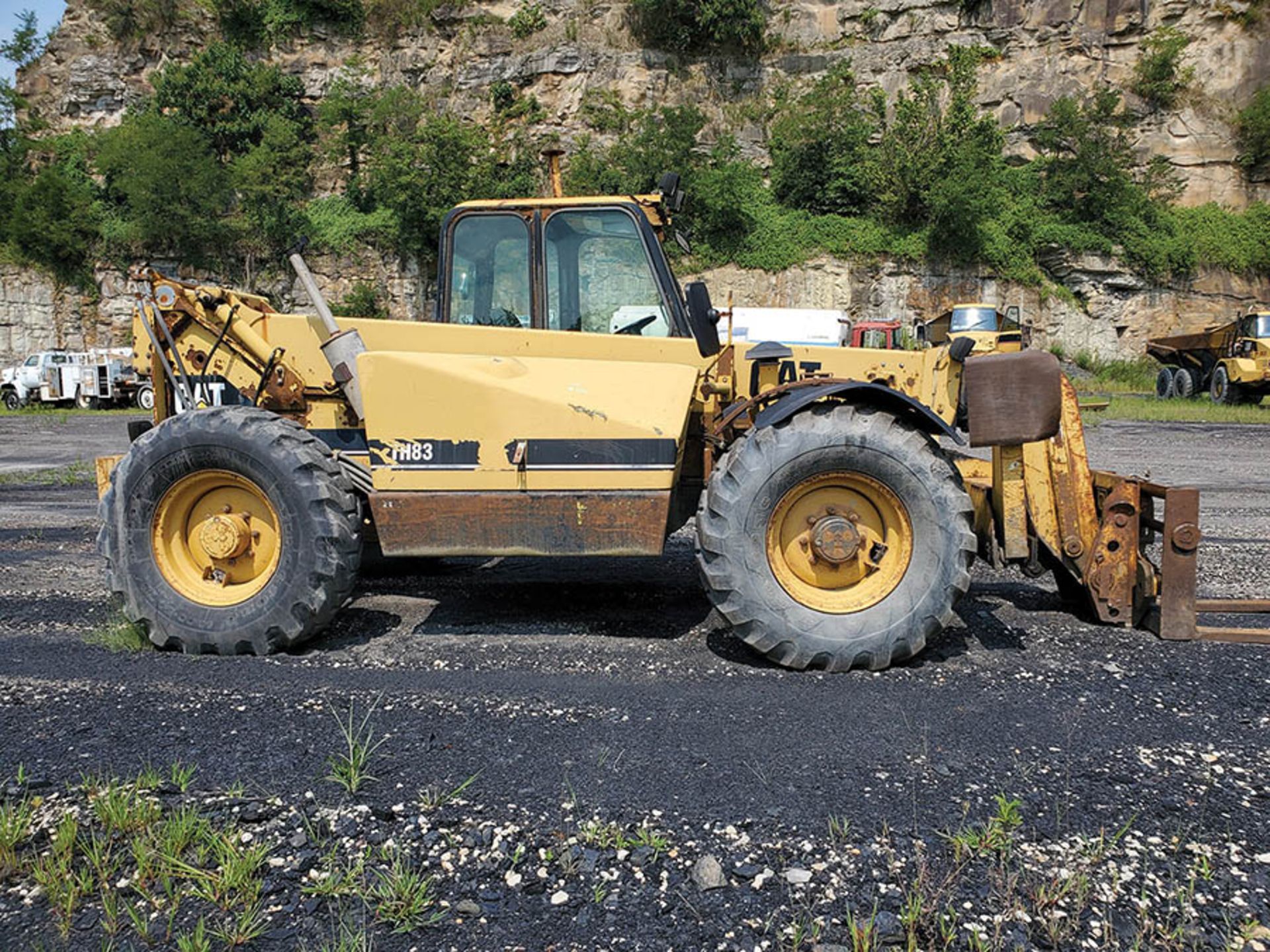 CATERPILLAR TH83 TELEHANDLER, S/N: 3RN02074, 13,346 HOURS SHOWING, 8000 LB CAPACITY, 14.00-24 TIRES, - Image 4 of 8
