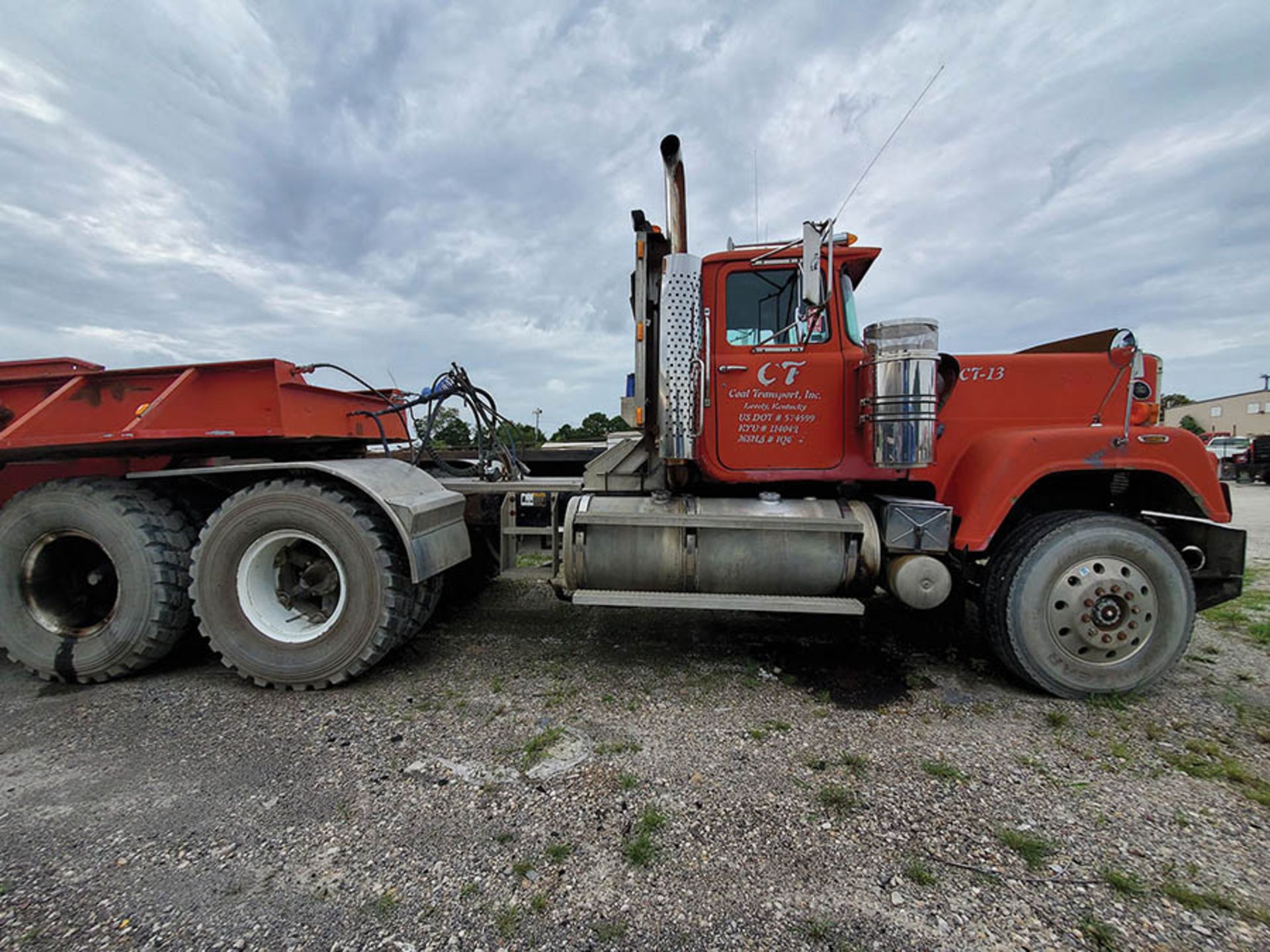 1991 MACK RW600 T/A DAY CAB TRACTOR, 10-SPEED TRANS WITH DEEP REDUCTION RANGE, WET LINES MACK INLINE - Image 7 of 14