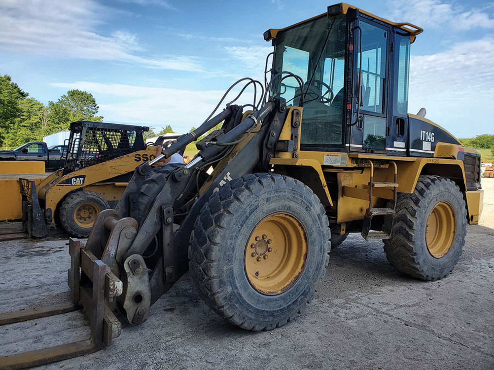 CATERPILLAR IT14G WHEEL LOADER WITH FORKS & BUCKET, PIN 8ZM00195