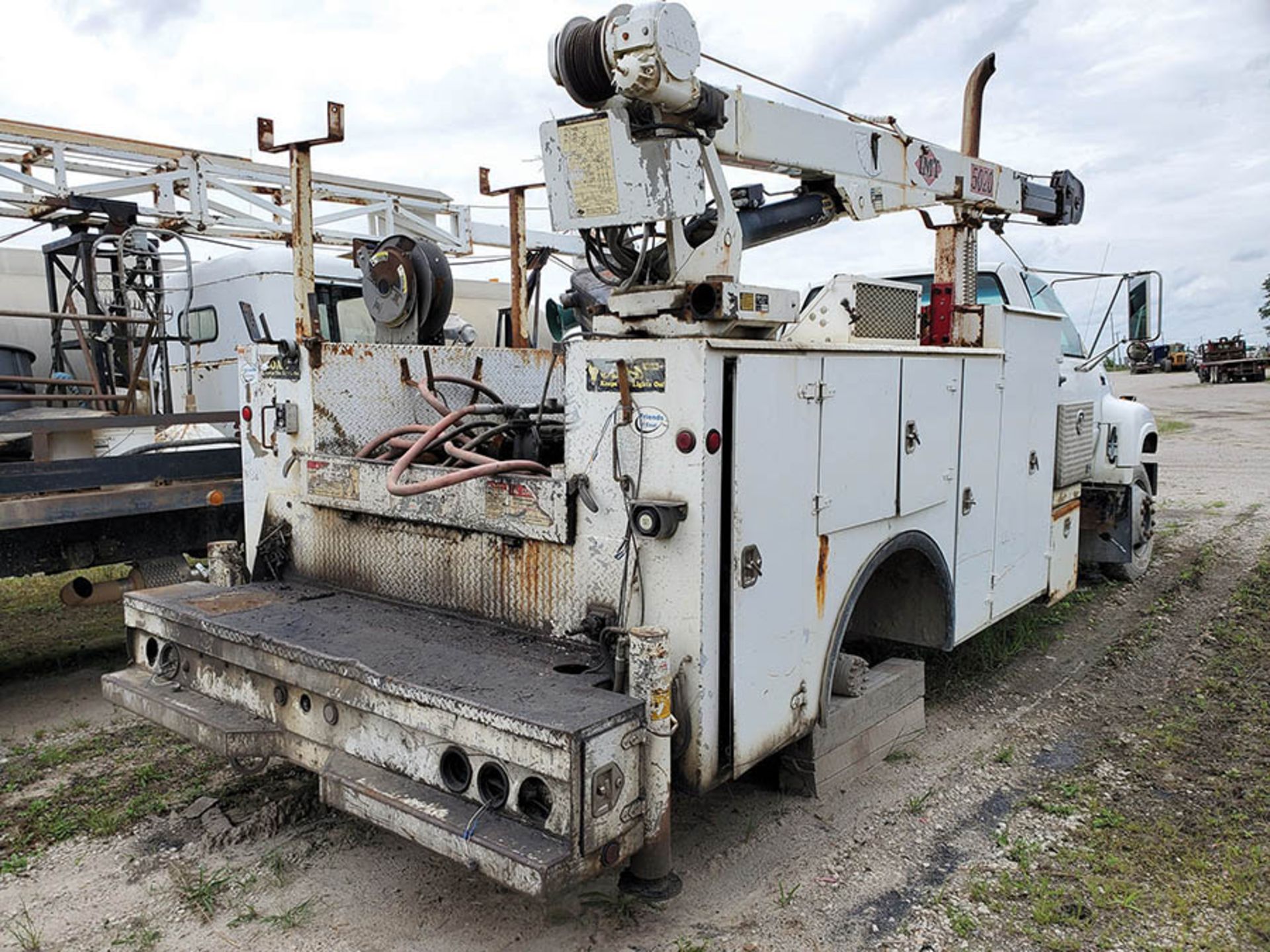 GMC C7500 WITH 5020 AUTO CRANE, VIN 1GDL7H1P4VJ501991, LOCATION: MARCO SHOP - Image 7 of 10