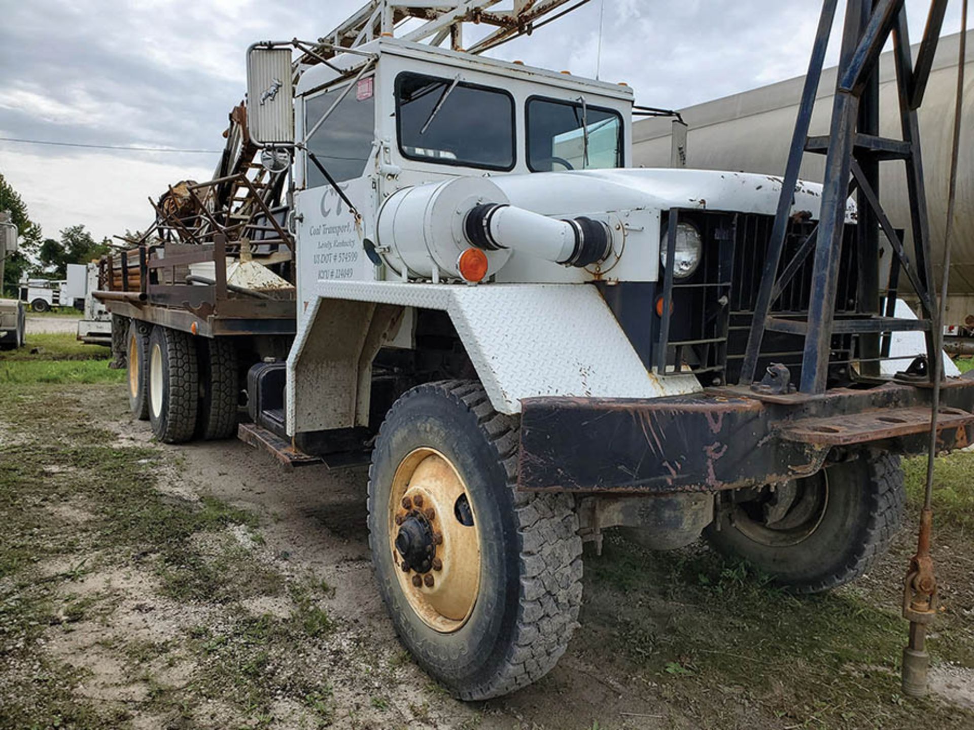 1966 5-TON 6X6 CARGO TRUCK, MFD KAISER JEEP, VIN M72411624, 2,716 MILES SHOWING, 5-SPEED DIESEL, - Image 4 of 12