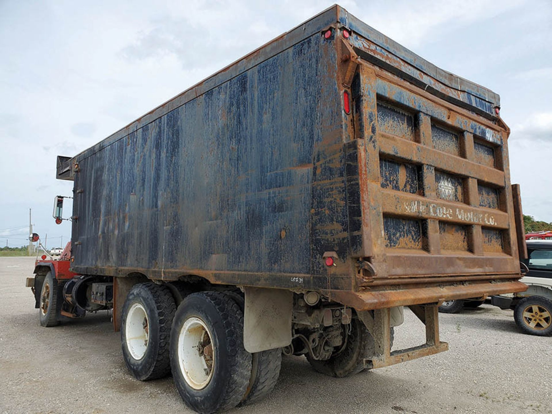 1997 MACK RD888 SX T/A DUMP TRUCK, VIN1M2P278C5VM002015, KCT 18, LOCATION: MARCO SHOP - Image 9 of 10