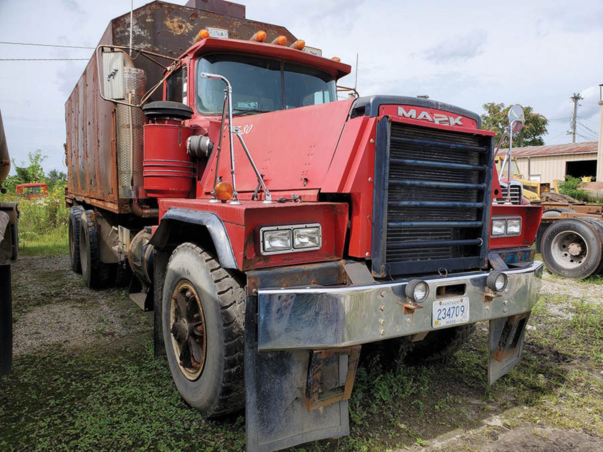 1986 MACK RD600 EATON FULLER TRANSMISSION T/A WATER TANKER TRUCK, INLINE SIX MACK ENGINE, 48,619 - Image 5 of 10