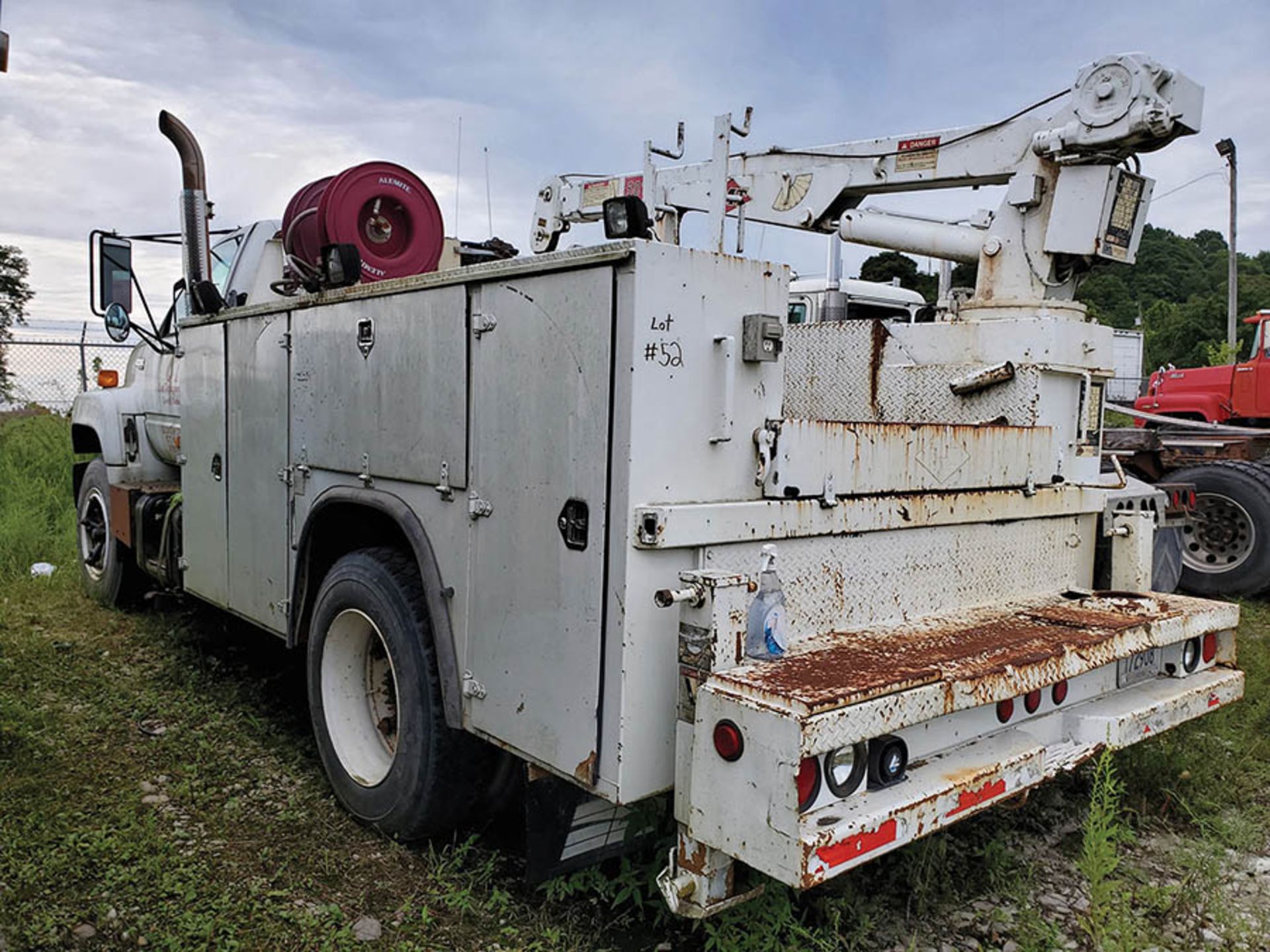 CHEVY KODIAK MECHANICS SERVICE TRUCK, CAT 6 CYLINDER DIESEL ENGINE, 5-SPEED TRANS, IMT 5016 AUTO - Image 8 of 9