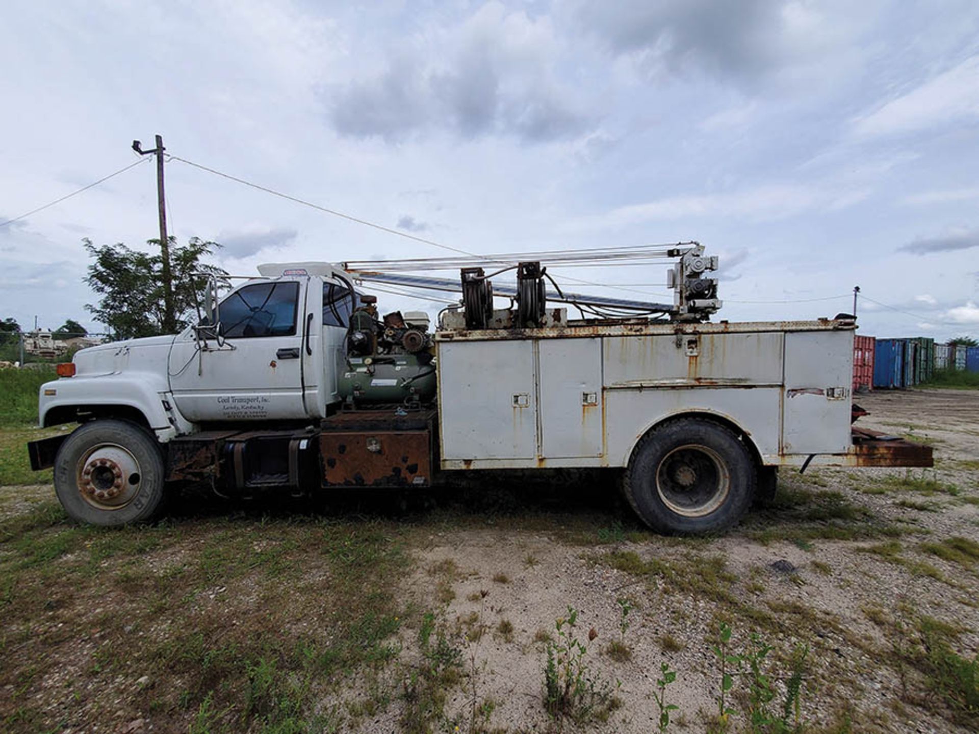 1994 GMC MECHANICS SERVICE TRUCK, CAT 6 CYLINDER DIESEL ENGINE, 6-SPEED TRANS, AUTO CRANE & HOSE - Image 9 of 12