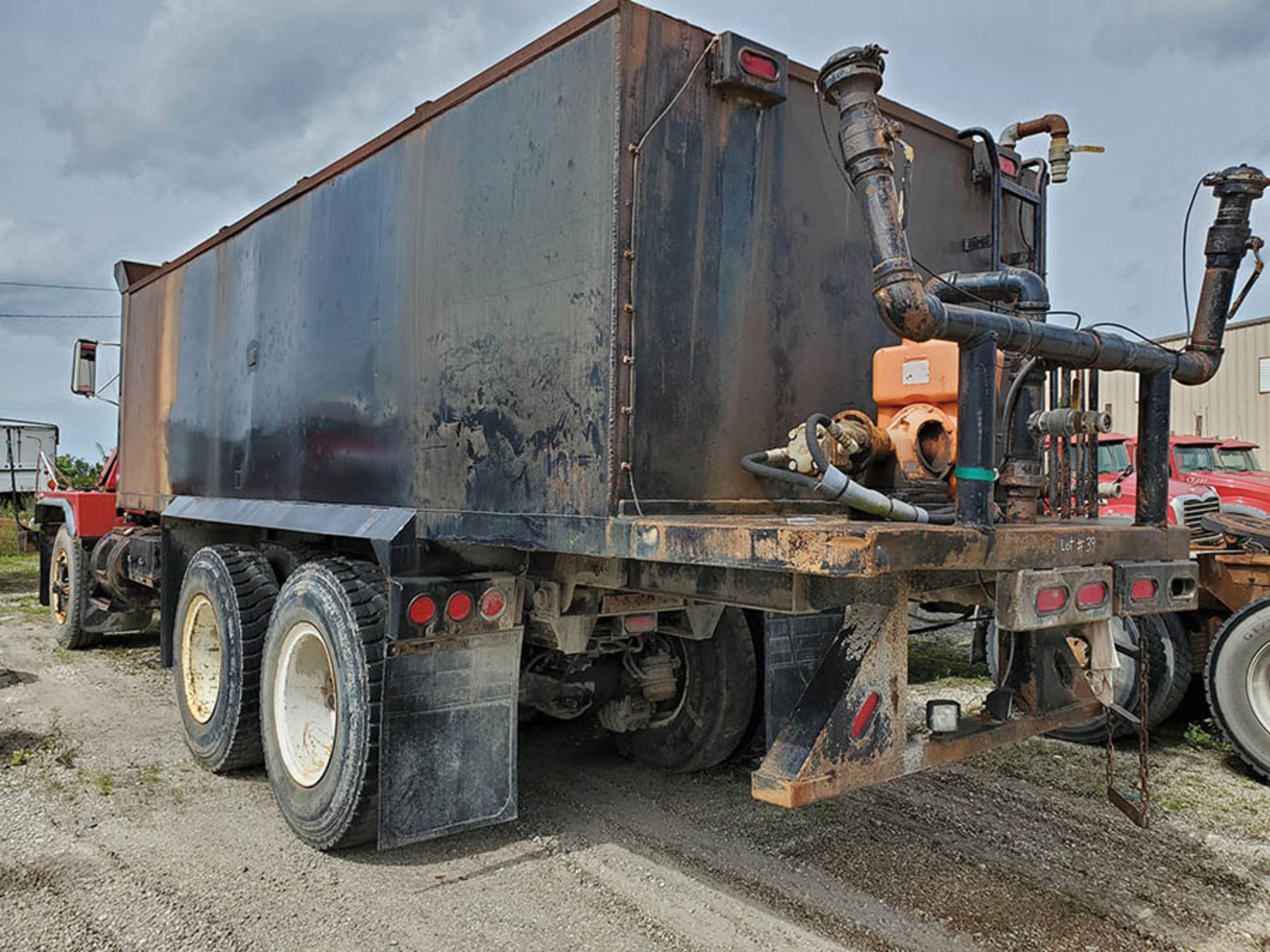 1986 MACK RD600 EATON FULLER TRANSMISSION T/A WATER TANKER TRUCK, INLINE SIX MACK ENGINE, 76,838 - Image 9 of 11