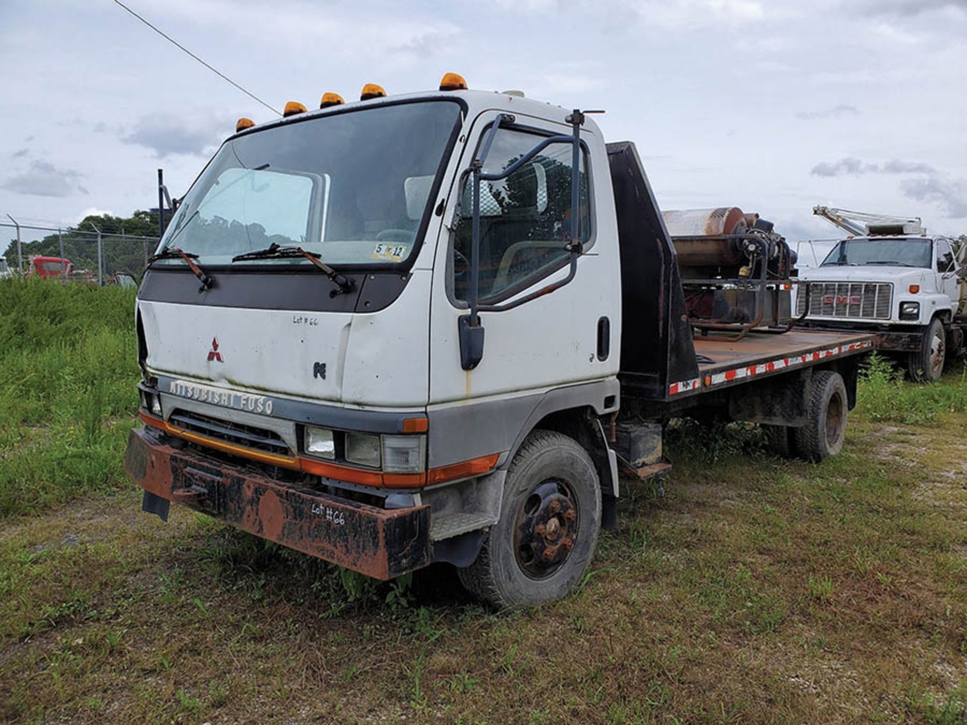 1995 MITSUBISHI FUSO FLATBED, 80'' X 156'', STEAM PRESSURE WASHER, MODEL 3500-5-2LC, HONDA ENGINE, - Image 4 of 8