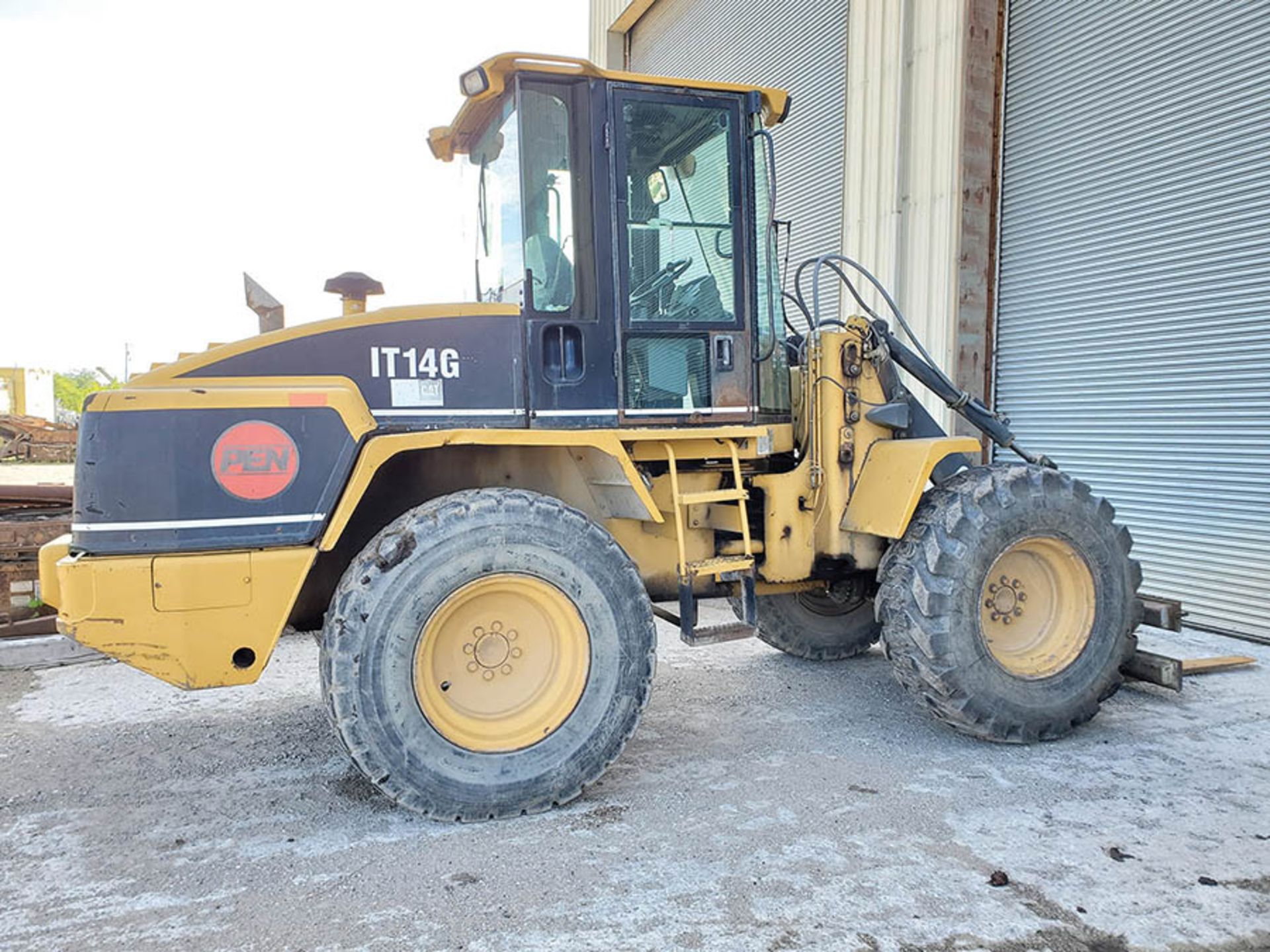 CATERPILLAR IT14G WHEEL LOADER WITH FORKS & BUCKET, PIN 8ZM00195 - Image 5 of 11