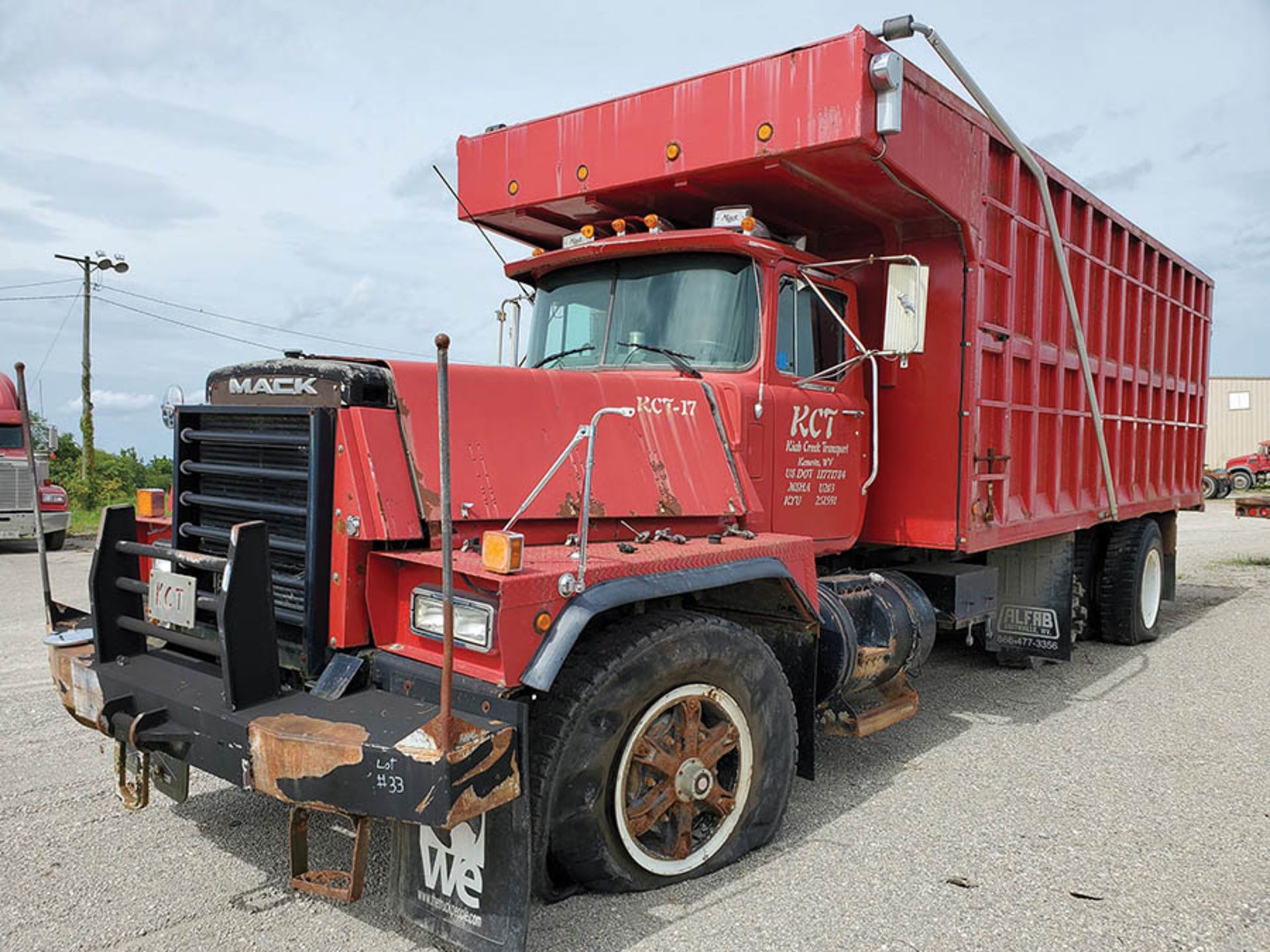 1997 MACK RD888 SX T/A DUMP TRUCK, VIN 1M2P278C9VM002014, KCT 17, LOCATION: MARCO SHOP - Image 4 of 9