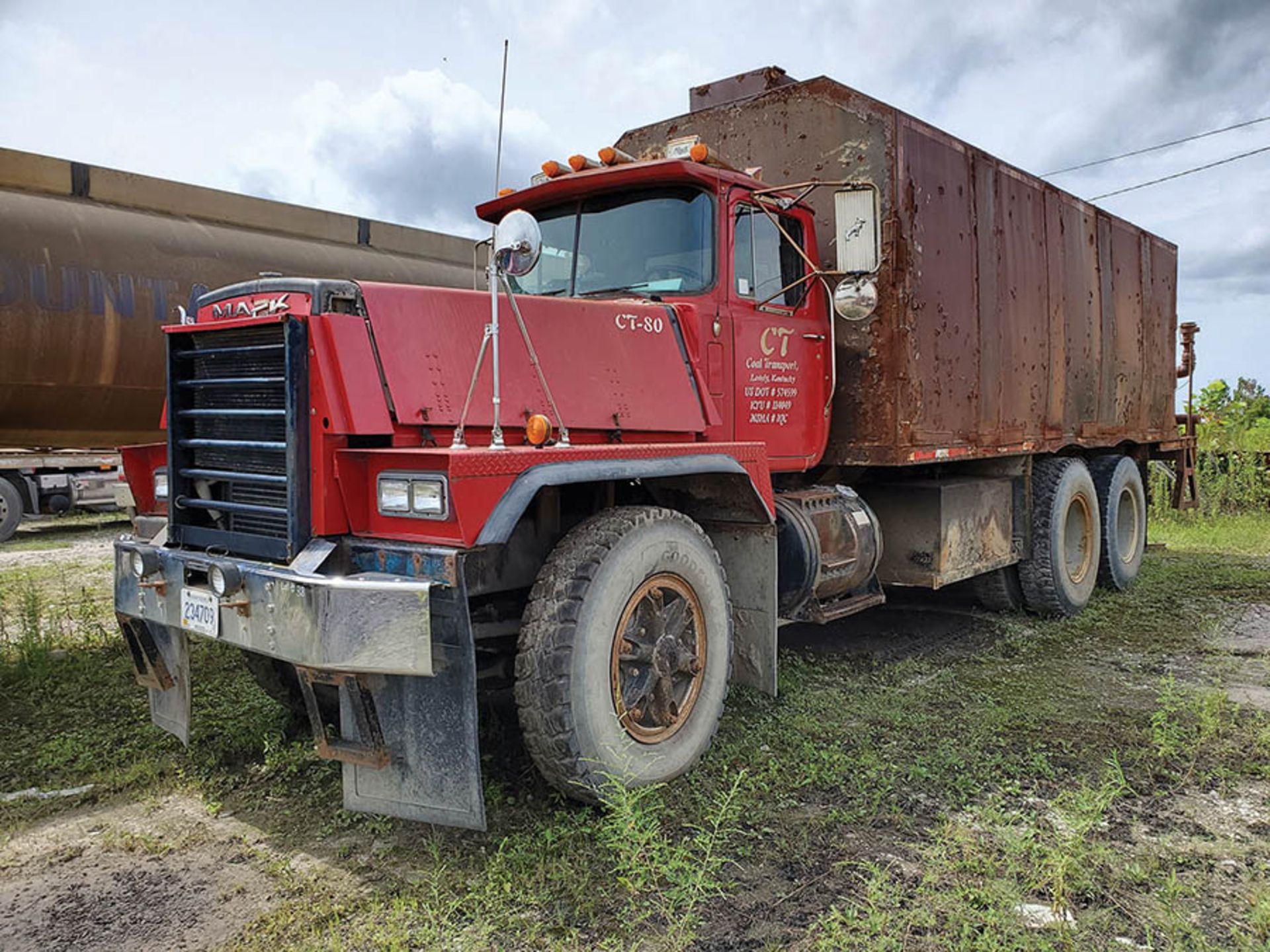 1986 MACK RD600 EATON FULLER TRANSMISSION T/A WATER TANKER TRUCK, INLINE SIX MACK ENGINE, 48,619