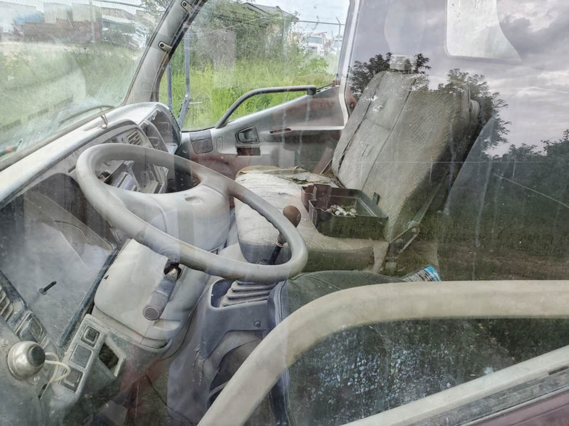 1995 MITSUBISHI FUSO FLATBED, 80'' X 156'', STEAM PRESSURE WASHER, MODEL 3500-5-2LC, HONDA ENGINE, - Image 5 of 8