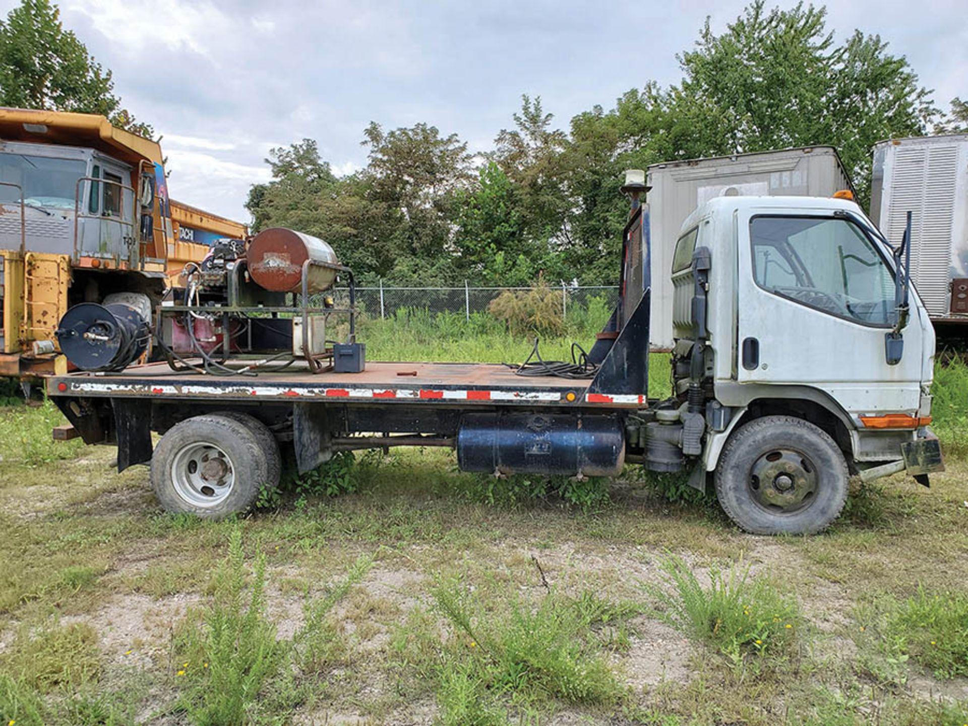 1995 MITSUBISHI FUSO FLATBED, 80'' X 156'', STEAM PRESSURE WASHER, MODEL 3500-5-2LC, HONDA ENGINE,