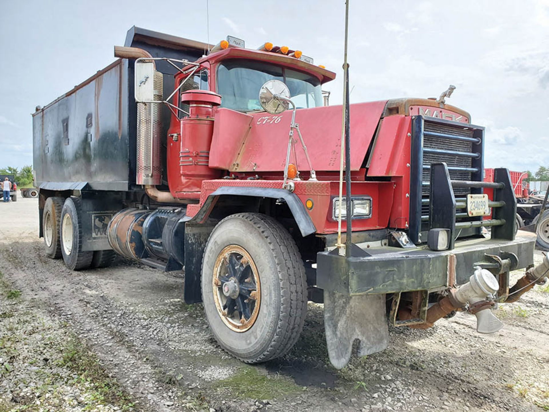 1986 MACK RD600 EATON FULLER TRANSMISSION T/A WATER TANKER TRUCK, INLINE SIX MACK ENGINE, 76,838 - Image 5 of 11