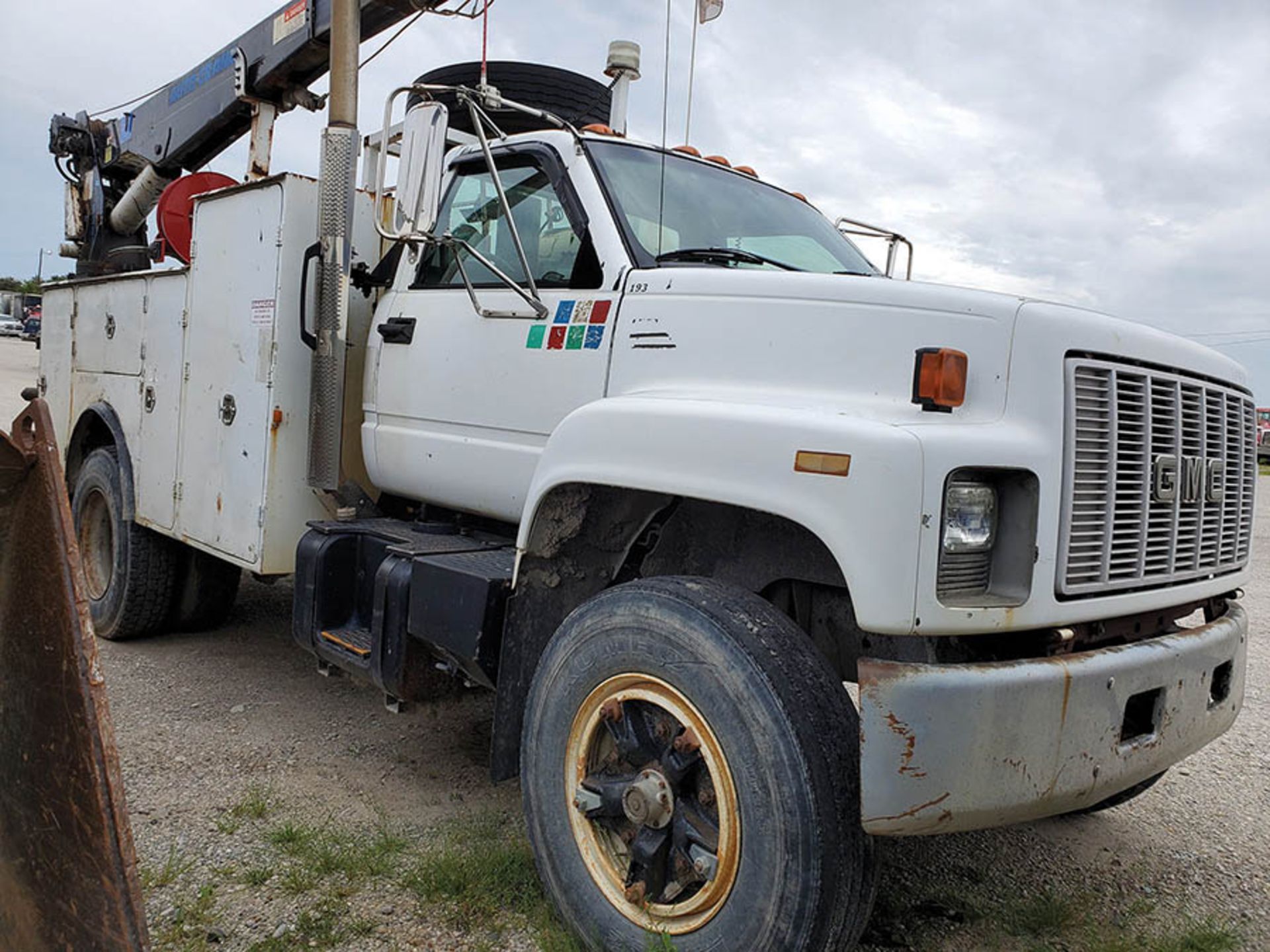 1998 GMC MECHANICS SERVICE TRUCK 8005H AUTO CRANE, MILLER BIG BLUE 400P WELDER GENERATOR WITH AIR - Image 4 of 14