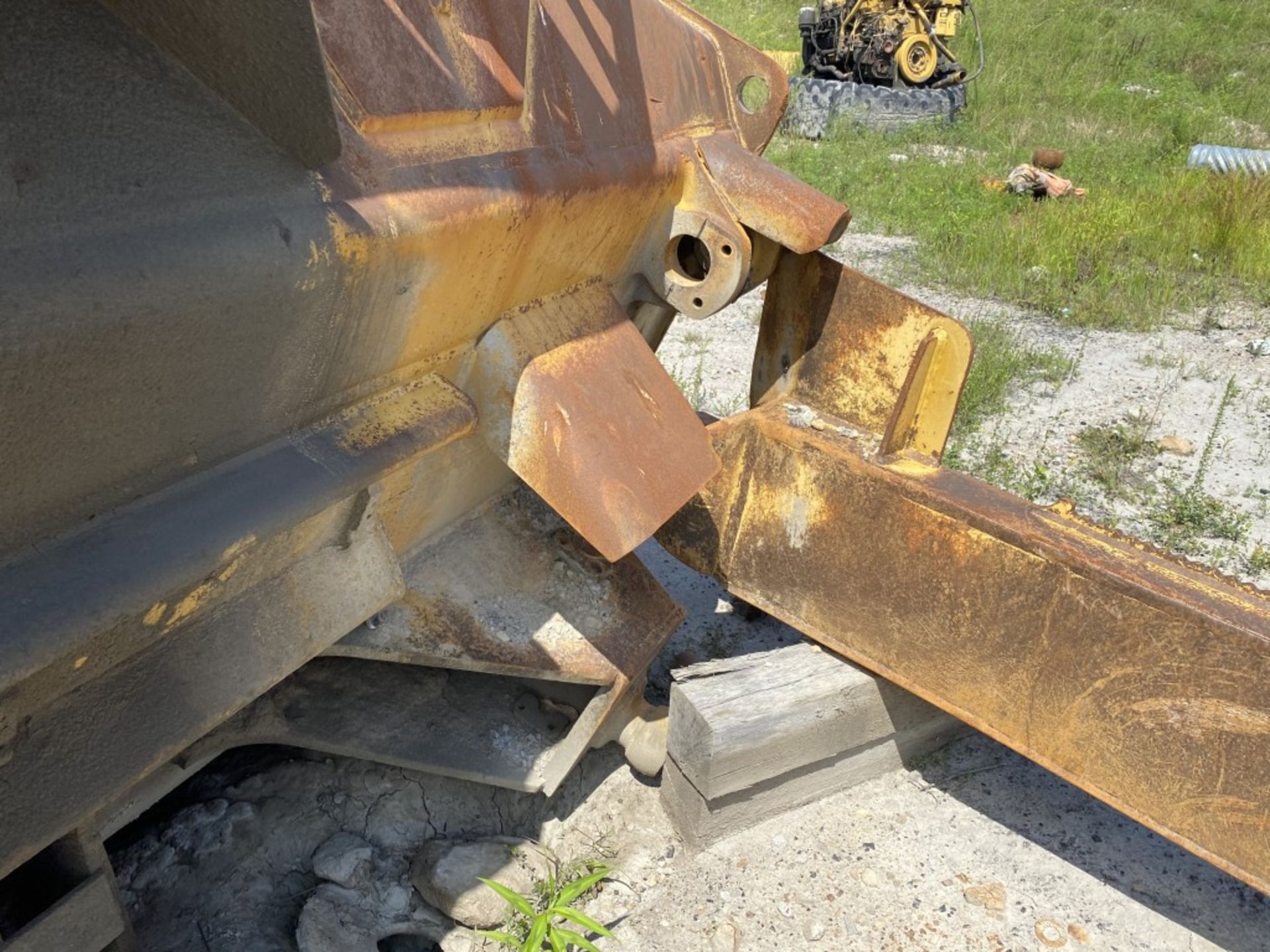 17' CATERPILLAR DOZER BLADE, COMES WITH ONE SIDE BRACKET LOCATION: MINWAY - Image 5 of 8