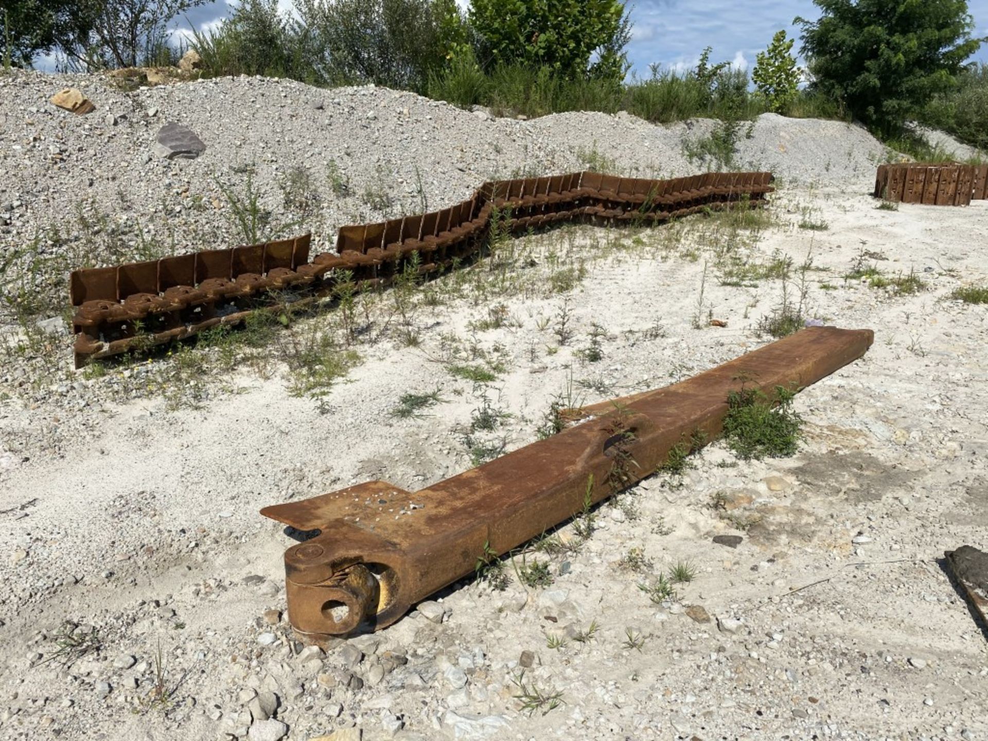 CATERPILLAR DOZER BLADE WITH SIDE BRACKETS, 20'6'' WIDE, COMES WITH (2) USED TRACK SECTIONS AND A - Image 2 of 8