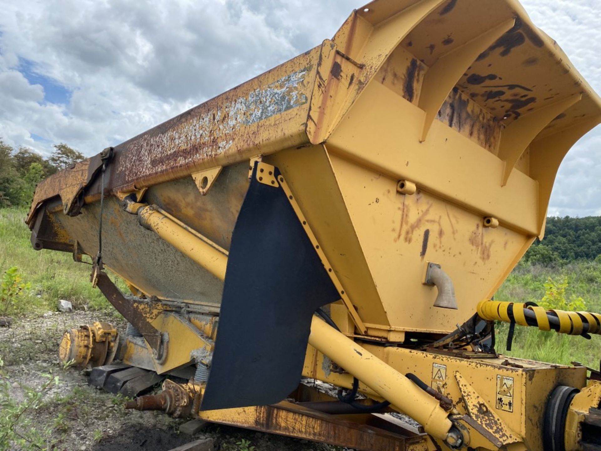 1997 VOLVO A30C ARTICULATED OFF-HIGHWAY TRUCK, ENCLOSED CAB, S/N: A30CV2693, HOURS, N/A, REAR - Image 3 of 13