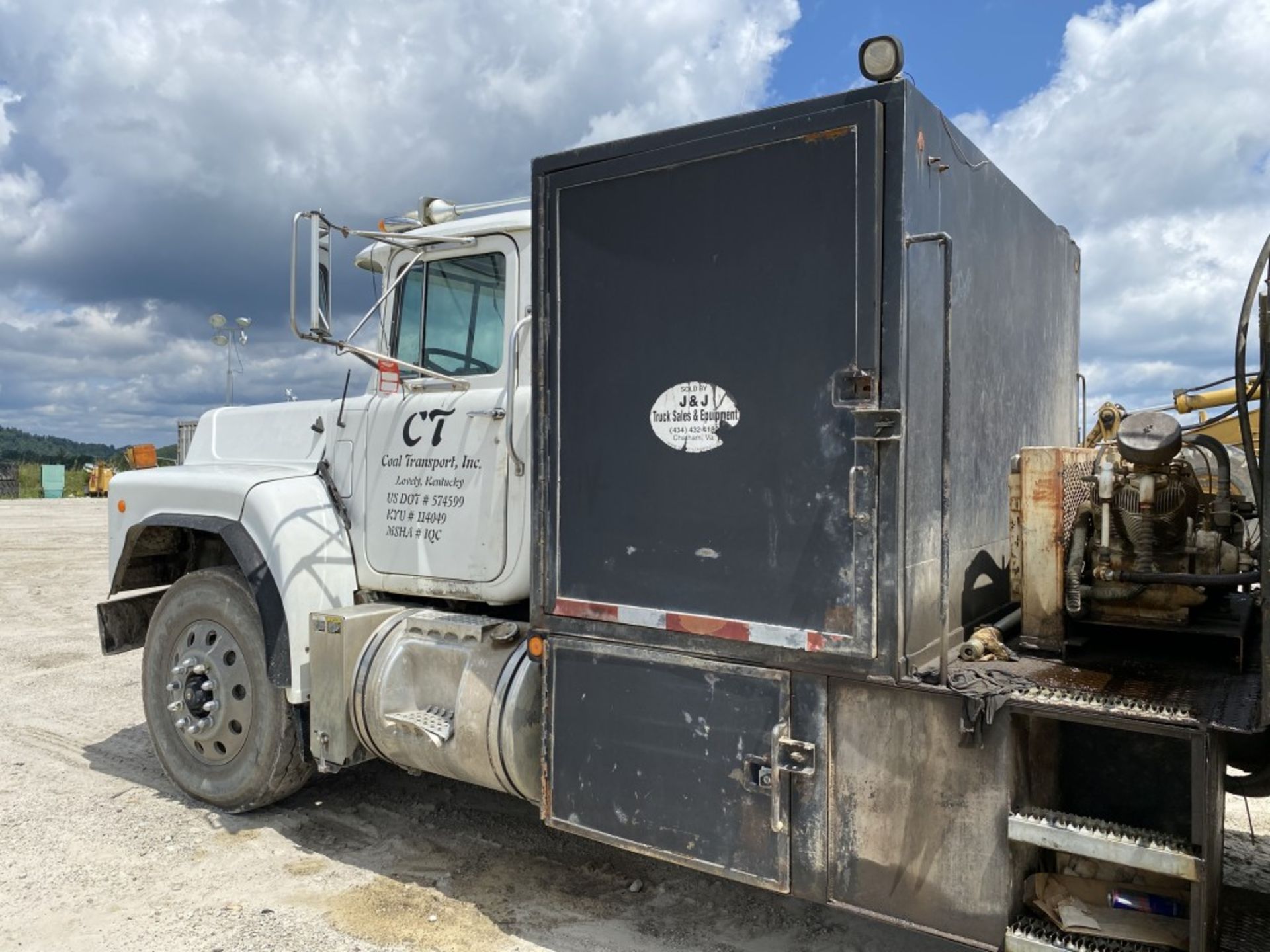 2002 MACK RB688S LUBE TRUCK, VIN: 1M2AM08C22M006266, 240,845 ODOMETER MILES, 22,167 HOURS SHOWING, - Image 9 of 27