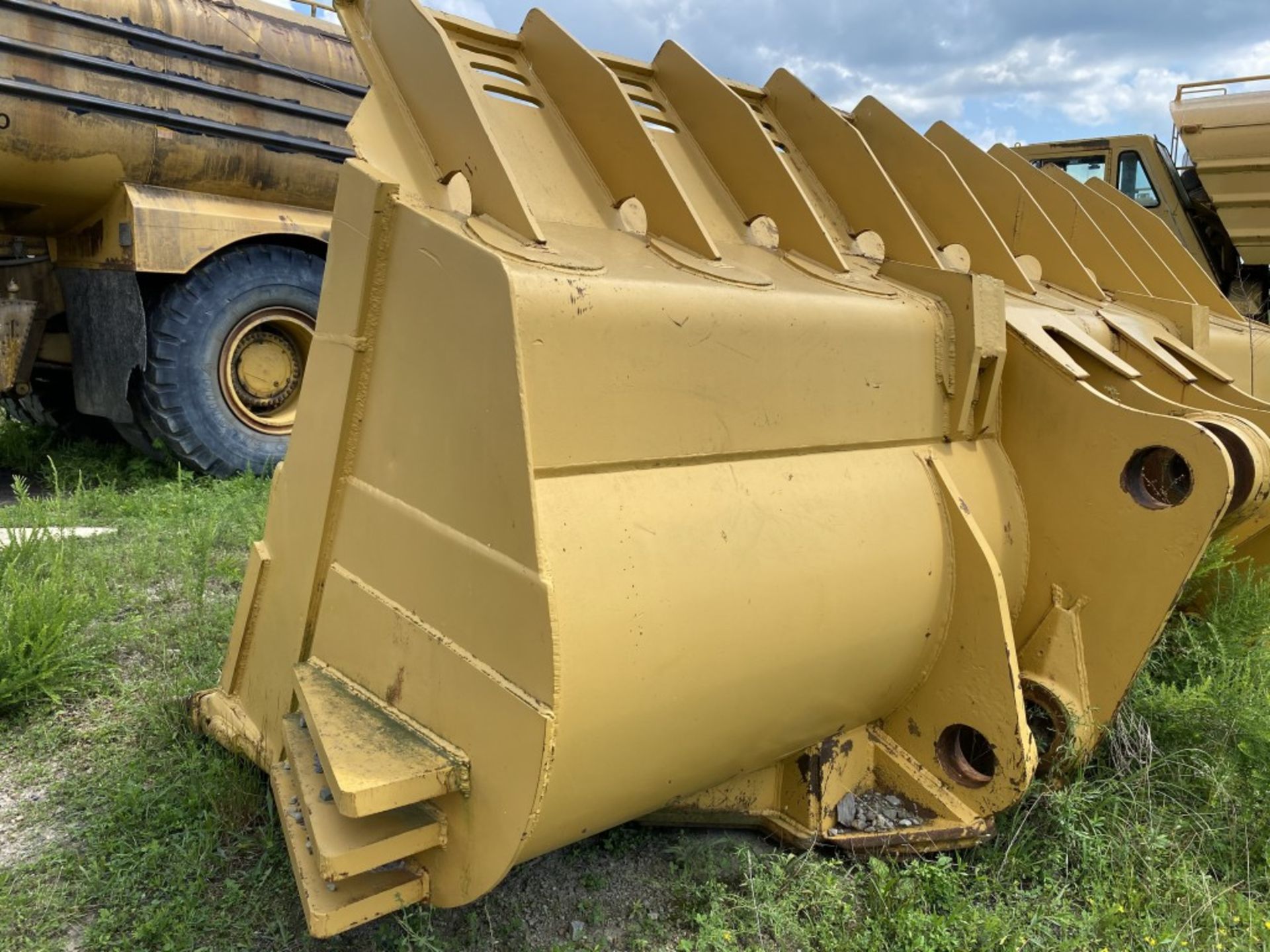 CATERPILLAR 992B WHEEL LOADER BUCKET WITH TEETH, 11 CU.YD., 15'6'' WIDE LOCATION: MINWAY - Image 2 of 4