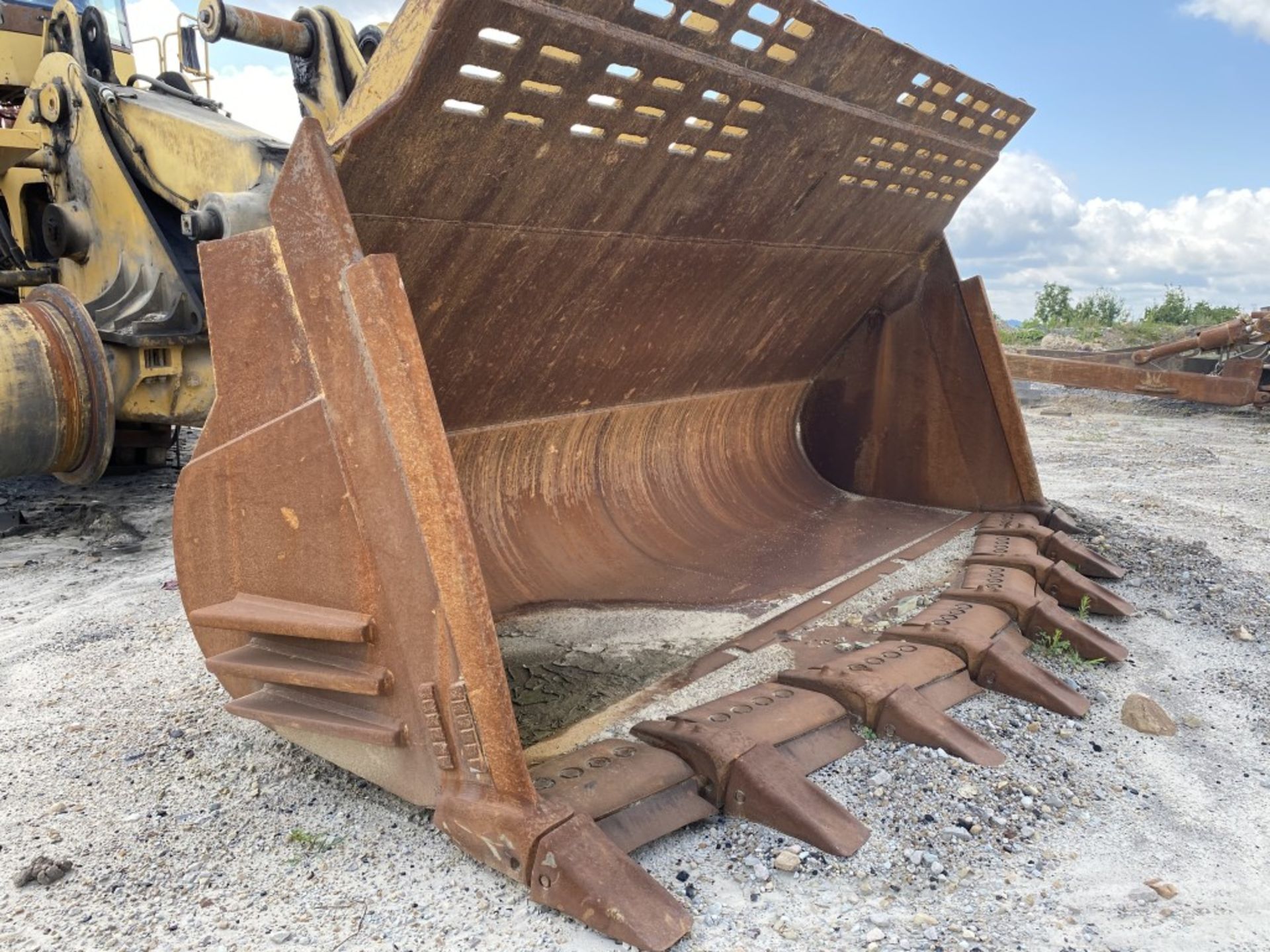 CATERPILLAR 992G WHEEL LOADER, S/N: CAT0992GVADZ00500, 15'6'' WIDE LOADER BUCKET WITH TEETH, CAT - Image 14 of 15