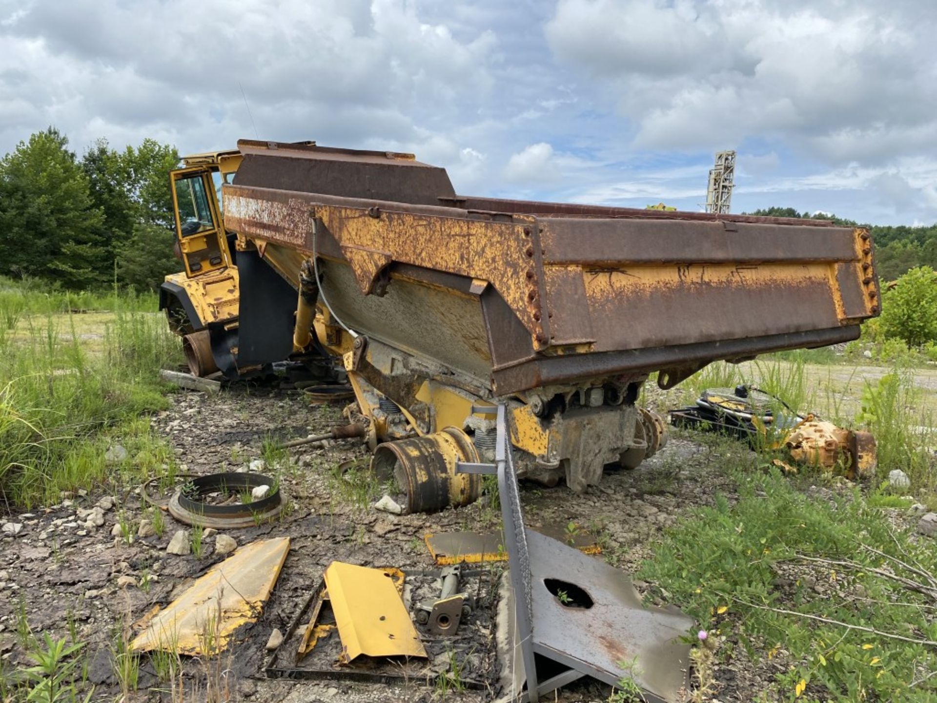 1997 VOLVO A30C ARTICULATED OFF-HIGHWAY TRUCK, ENCLOSED CAB, S/N: A30CV2693, HOURS, N/A, REAR - Image 6 of 13