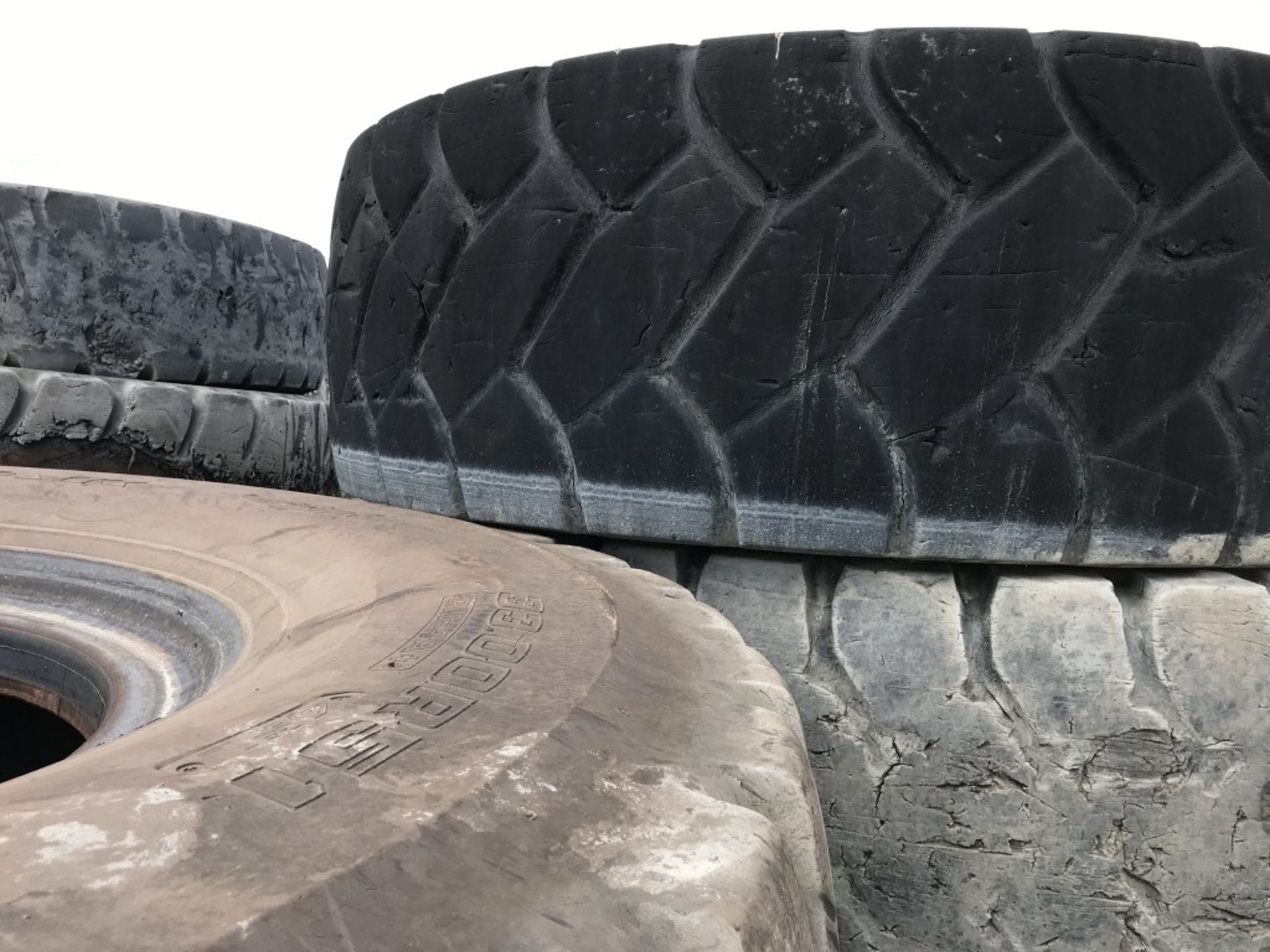 LARGE LOT OF ASSORTED LOADER, OFF-ROAD TRUCK RIMS AND TIRES, INCLUDES OTHER ASSORTED RIMS AND - Image 4 of 12