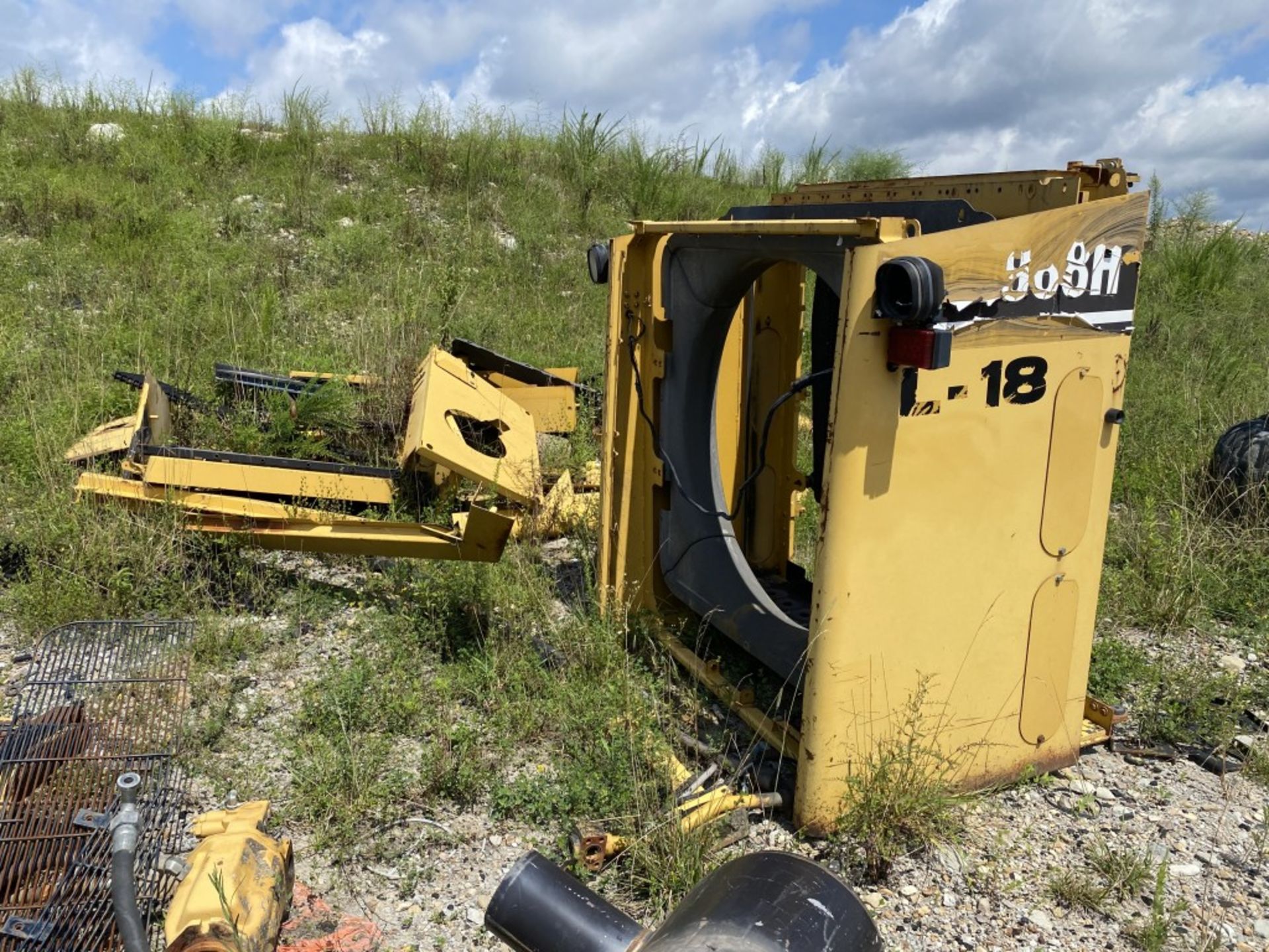 CATERPILLAR 988H WHEEL LOADER FOR PARTS/SCRAP, S/N: CAT0988HEBY00302, 35/65-33 TIRES, ENGINE - Image 15 of 17