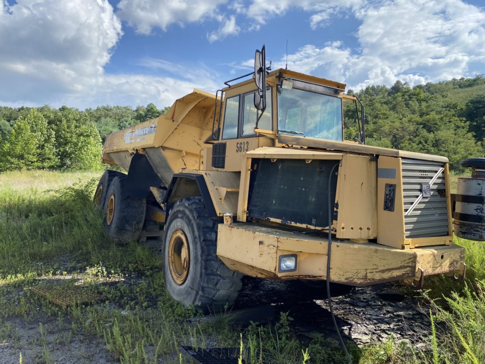 2000 VOLVO A35C ARTICULATED OFF-HIGHWAY TRUCK, ENCLOSED CAB, S/N: A35CV70030, 1,021 HOURS SHOWING ( - Image 2 of 16