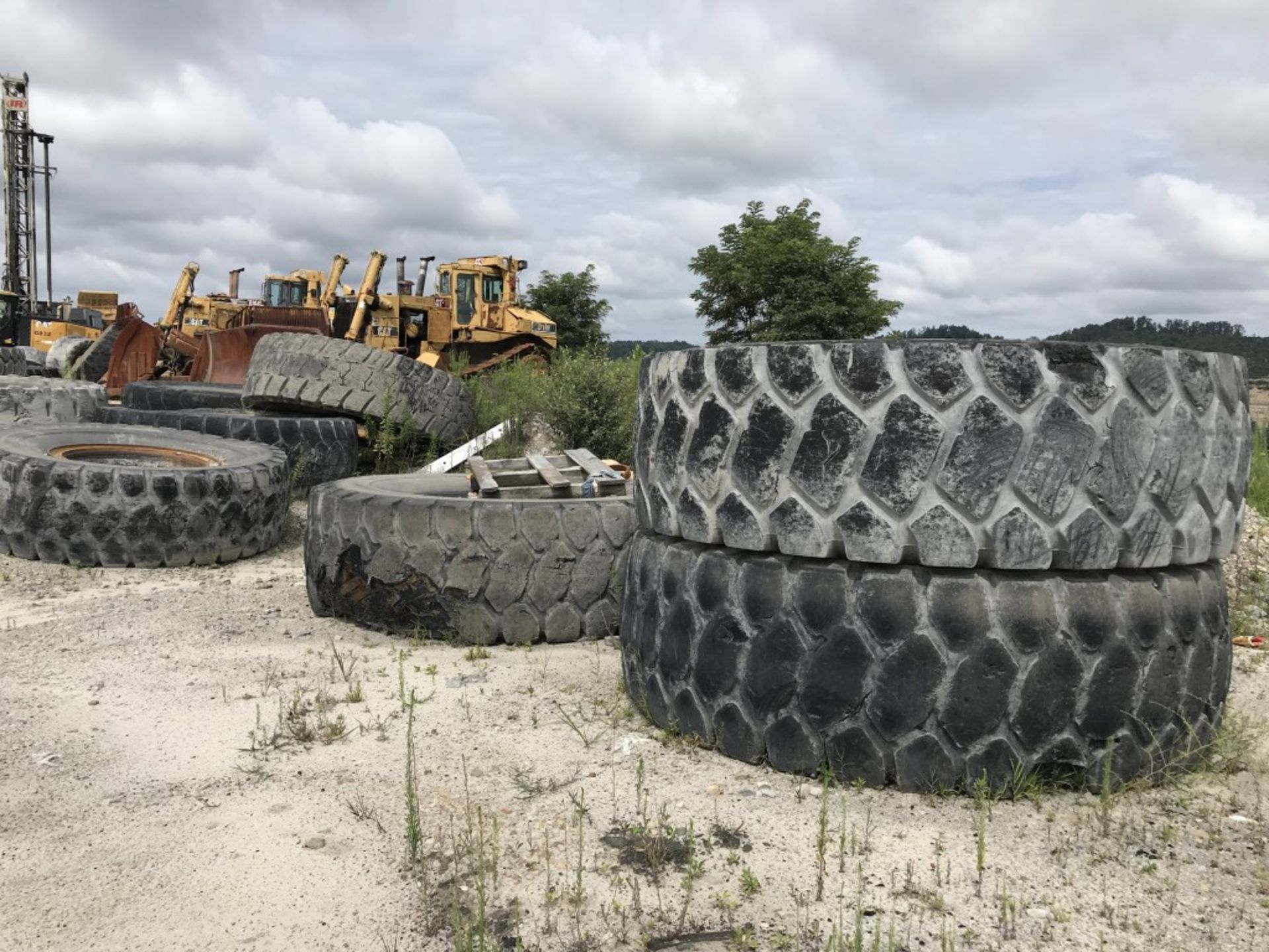 LARGE LOT OF ASSORTED LOADER, OFF-ROAD TRUCK RIMS AND TIRES, INCLUDES OTHER ASSORTED RIMS AND - Image 11 of 12