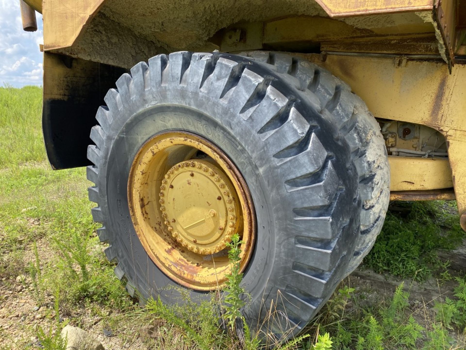 CATERPILLAR 773B OFF-ROAD WATER TRUCK, S/N: 63W00366, CAT 12-CYLINDER DIESEL ENGINE, 24.00-35 TIRES, - Image 5 of 10