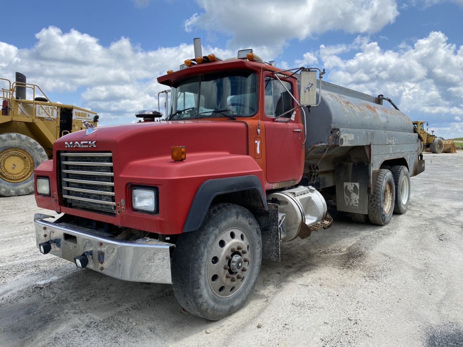 1992 MACK TANDEM AXLE FUEL TANKER TRUCK, VIN: 2M2P271C7NC012281, 418,961 MILES SHOWING, 9,443