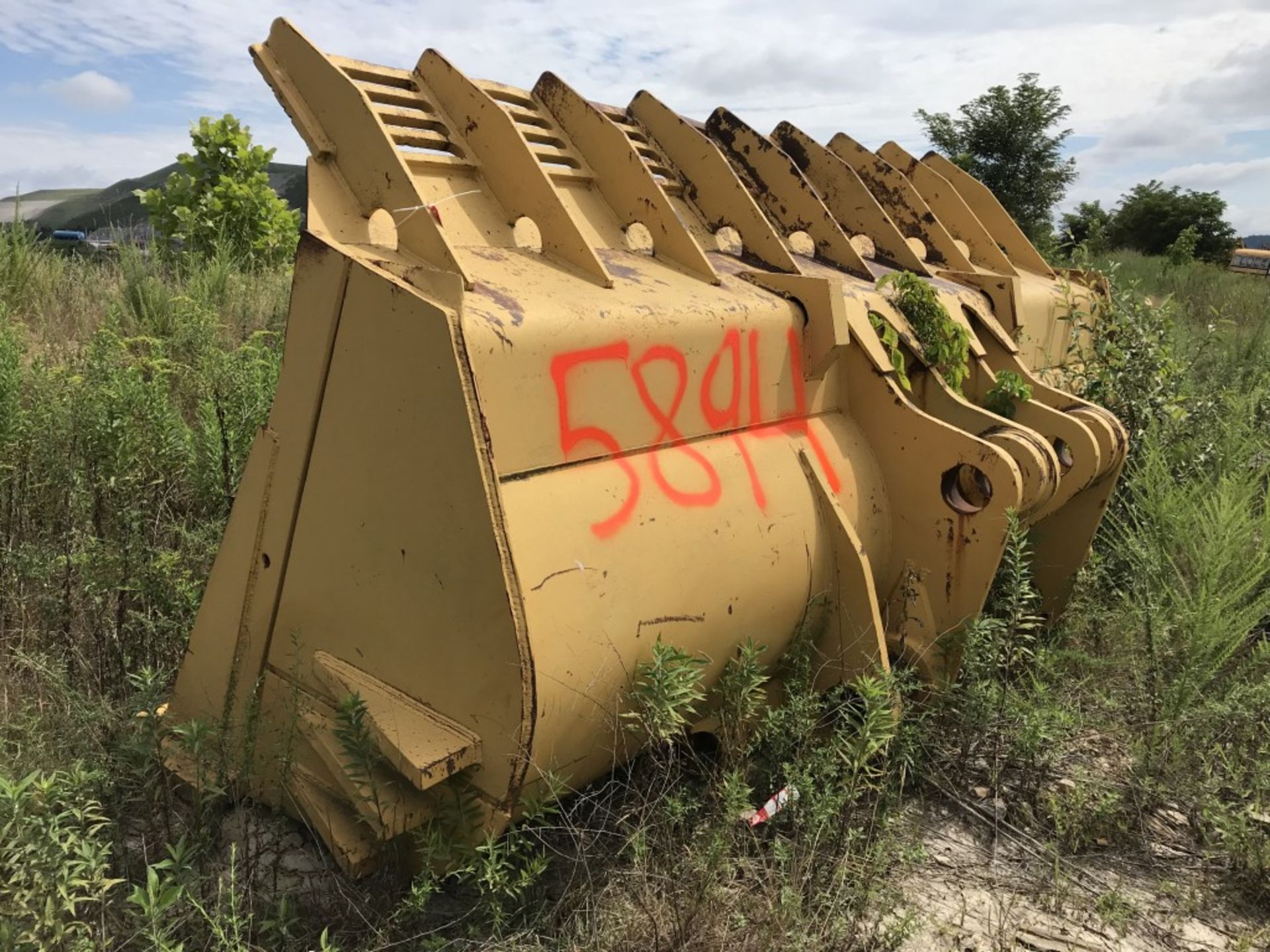 LOADER BUCKET, APPROX. 190'' LOCATION: TWIN BRANCH SOUTH - Image 2 of 4